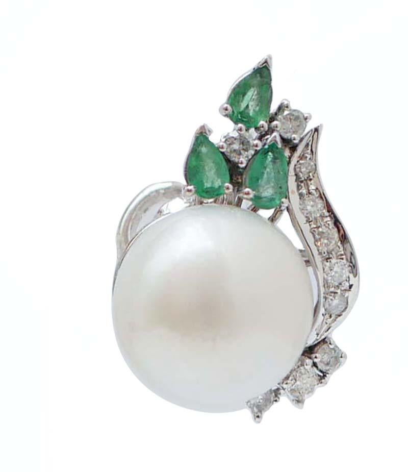 Amazing earrings in 14 kt white gold structure mounted with a central pearl with three emeralds on it and surrounded by diamonds.
These earrings were totally handmade by Italian master goldsmiths and they are in perfect conditions.
Diamonds 0.85