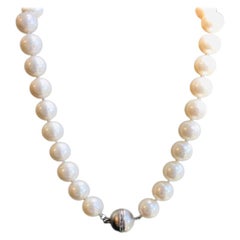 Collier cocktail à grappes circulaires en or et diamants avec perles naturelles des mers du Sud de 38,1 cm