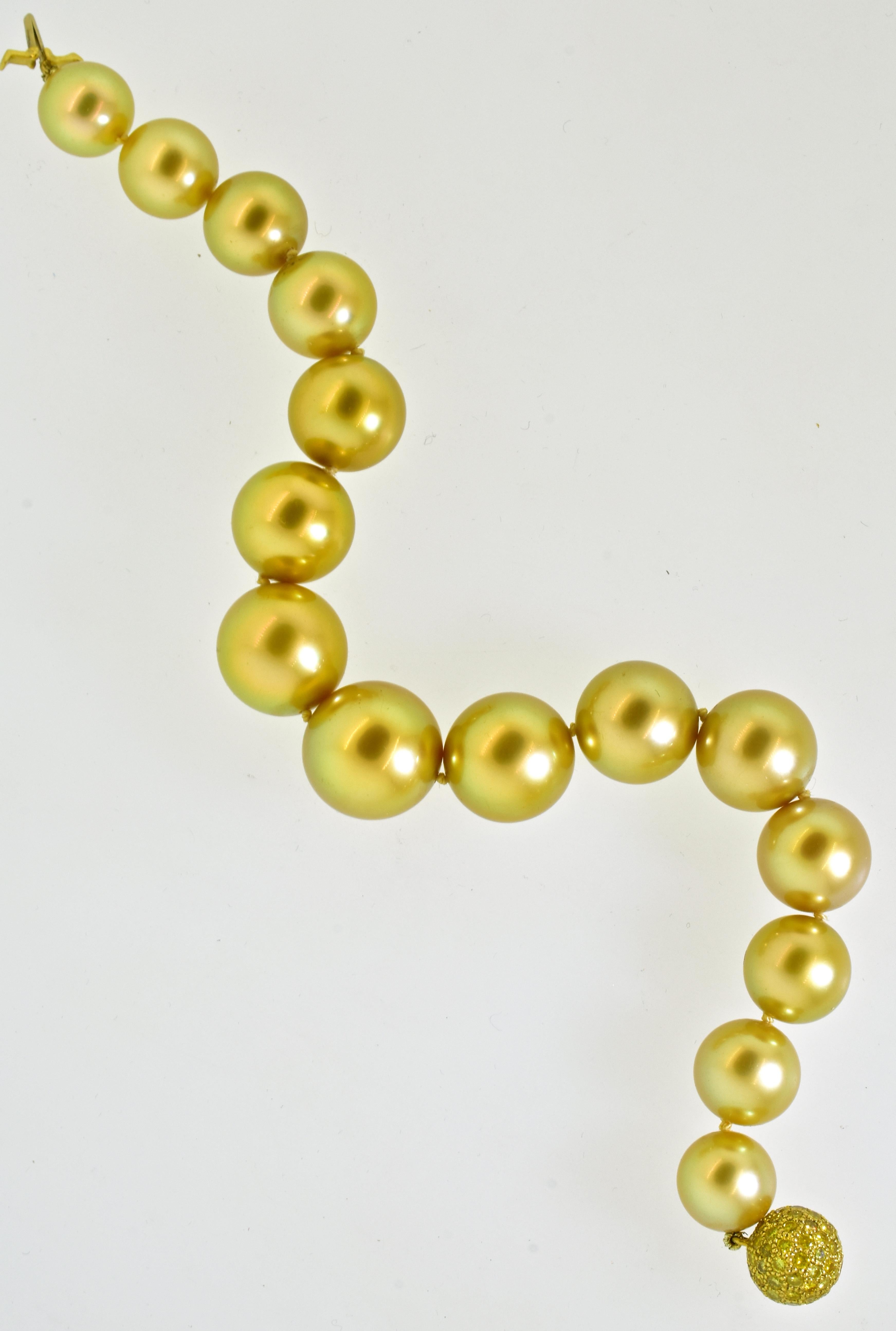 Contemporary South Sea Pearls, Natural Fancy Intense Yellow Diamond Clasp, Pierre/Famile