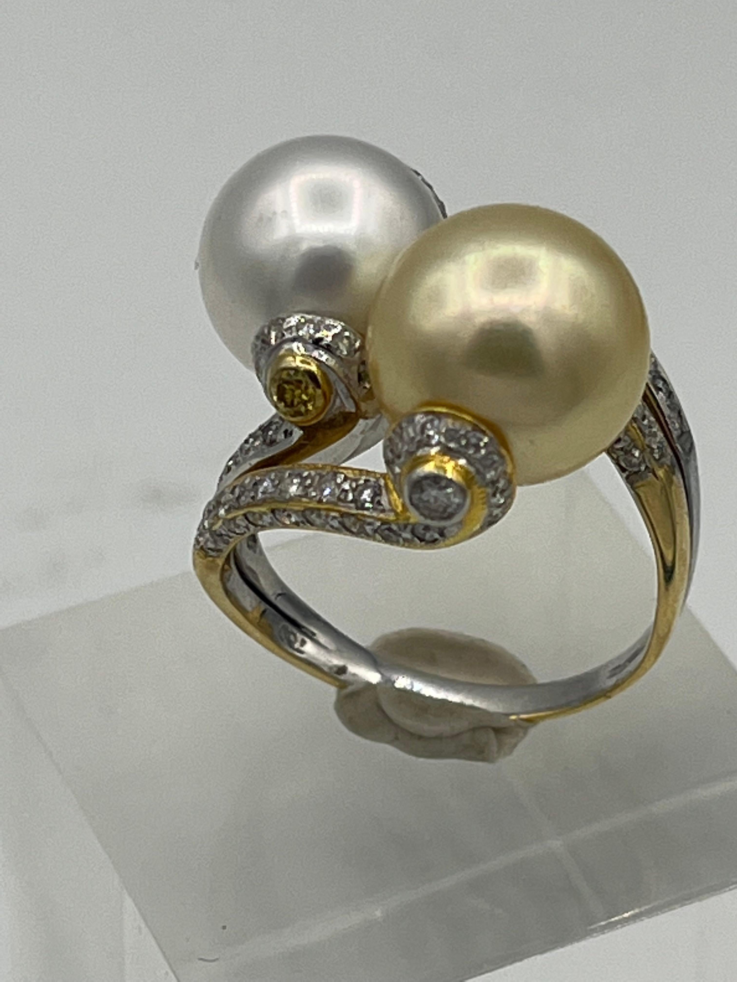 18 k white and yellow gold
hallmarked 750
2 south sea pearls diameter each 12 mm
0,80 ct diamond
size 57
11,9 gram