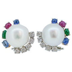 Boucles d'oreilles en or 18 carats avec perles des mers du Sud, rubis, émeraudes, saphirs et diamants.