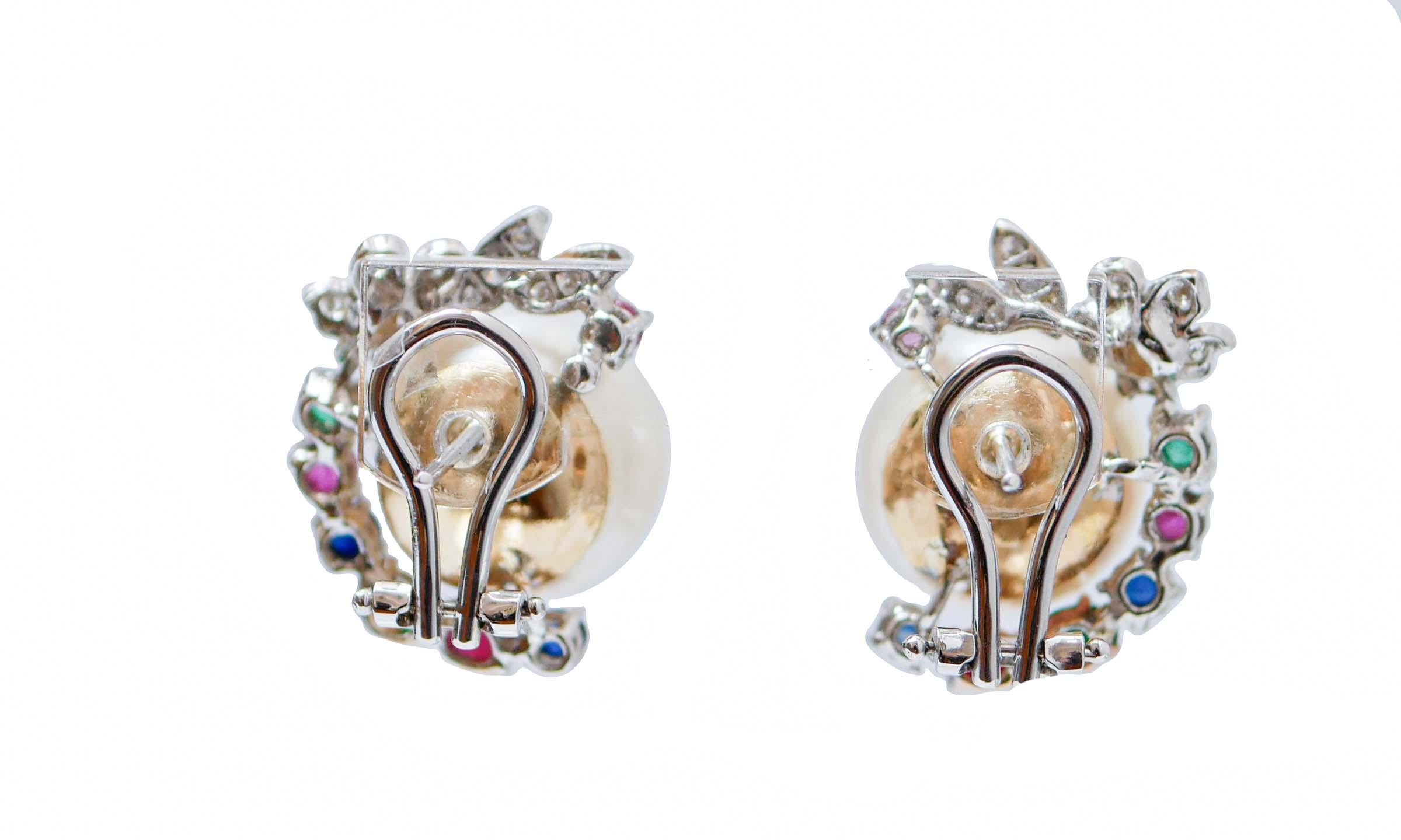 Rétro Boucles d'oreilles en or blanc 18 carats perles des mers du Sud, rubis, émeraudes, saphirs, diamants en vente