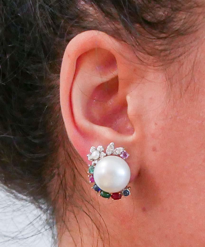 Boucles d'oreilles en or blanc 18 carats perles des mers du Sud, rubis, émeraudes, saphirs, diamants Bon état - En vente à Marcianise, Marcianise (CE)