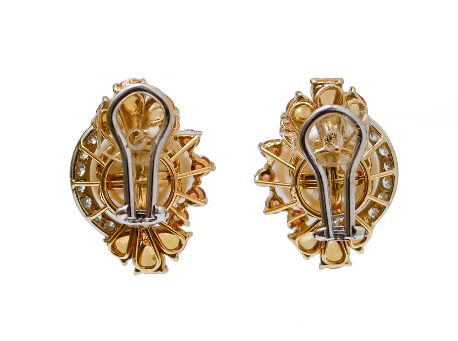 Rétro Boucles d'oreilles en or blanc 18 carats, saphirs, diamants et perles des mers du Sud en vente