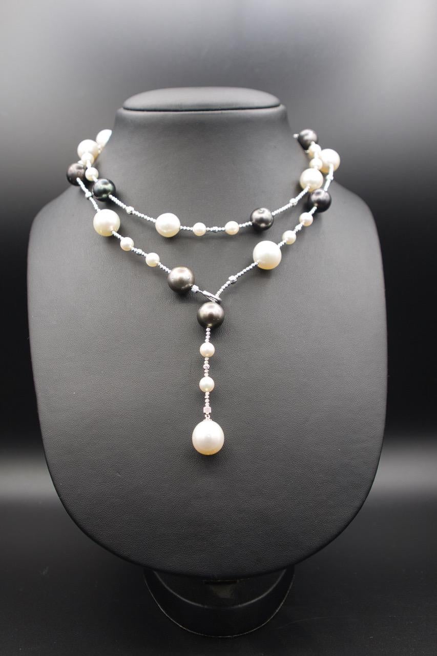 Squisita collana con una raffinata combinazione di perle dei Mari del Sud, perle di Tahiti e perle Akoya, impreziosita da raffinate perle in oro bianco a 18 carati. L'armonioso gioco di perle bianche e scure conferisce a questo pezzo un'eleganza