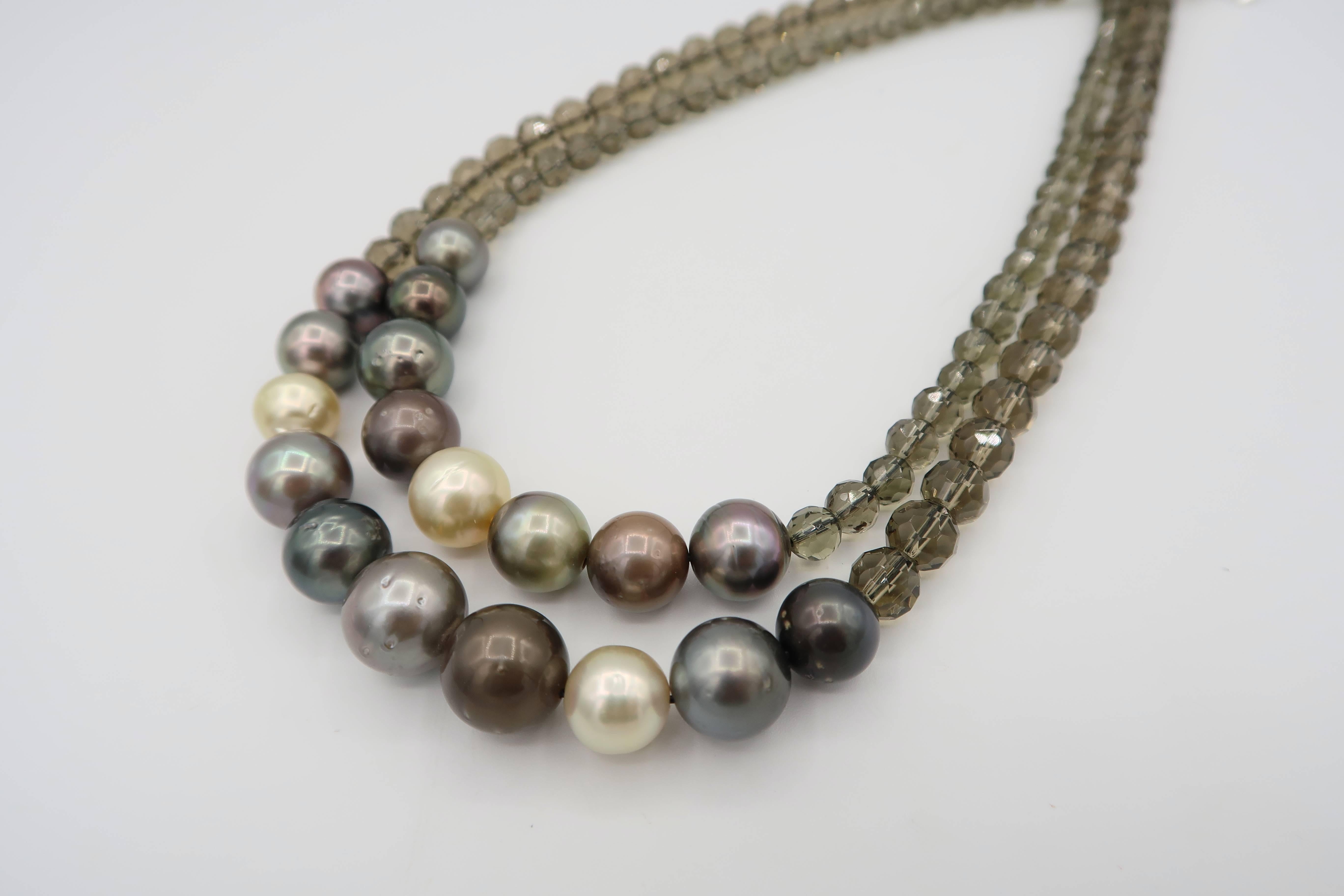 Understated jewellery for everyday wear.

Pearls : 18 pieces South Sea pearls and Tahitian pearls
Smoky Quartz : 105 pieces
Silver clasp

Length: 17.5