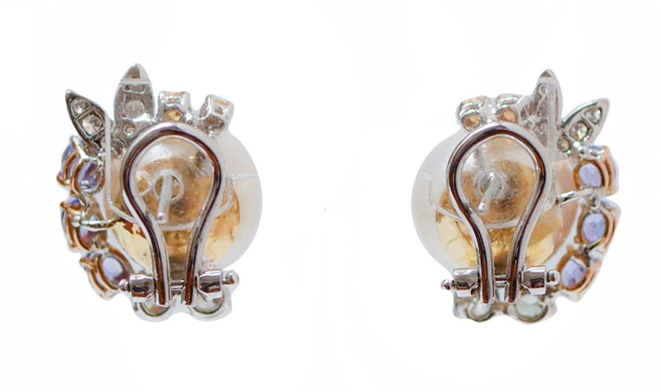 Magnifiques boucles d'oreilles en structure d'or blanc 18 kt montées avec une perle centrale de mer du sud entourée de diamants, tanzanite et saphirs.
Ces boucles d'oreilles ont été entièrement réalisées à la main par des maîtres orfèvres italiens