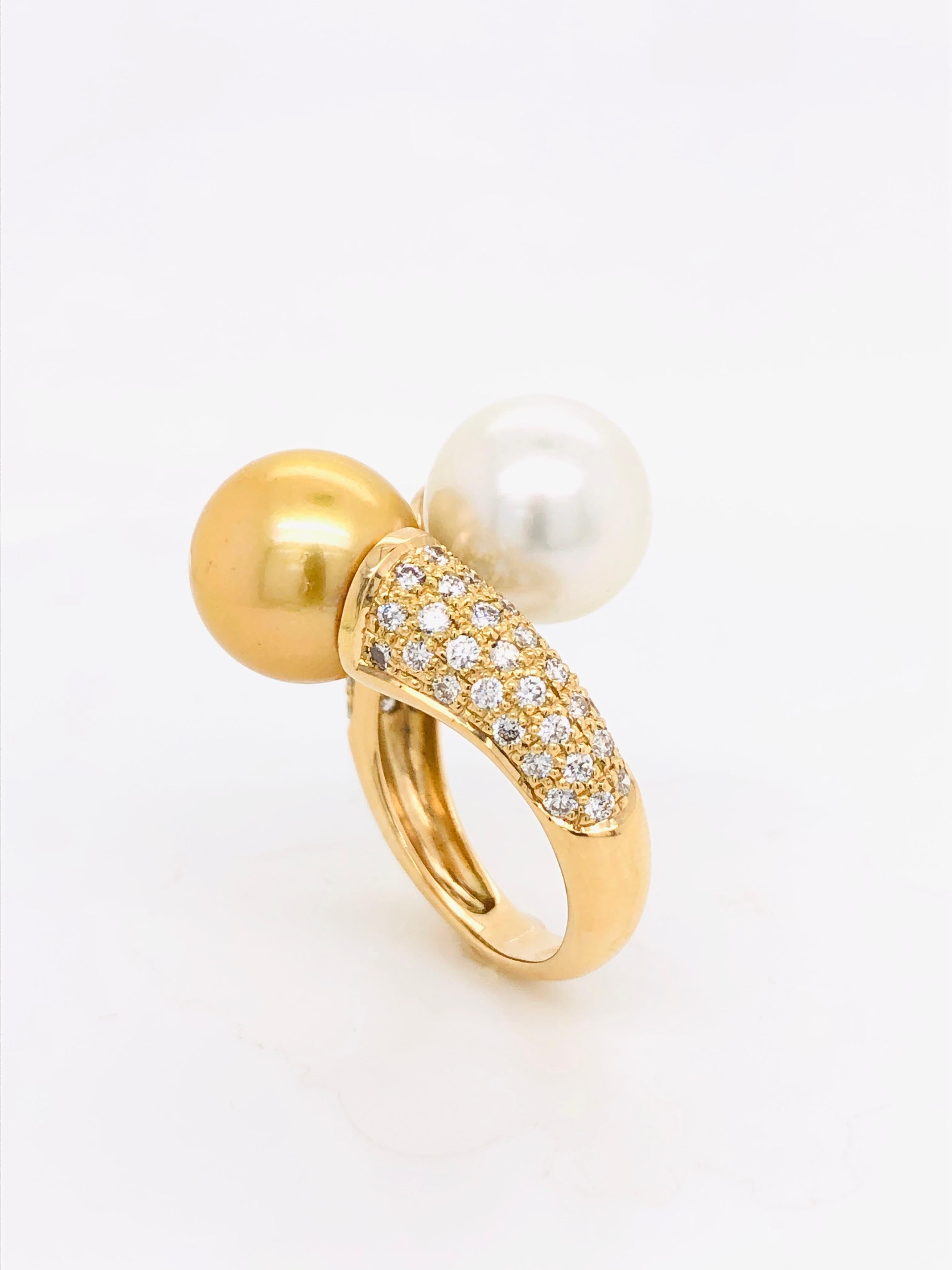 South Sea Pearls with White Diamonds on Gold 18 Carat Ring In New Condition In Vannes, FR