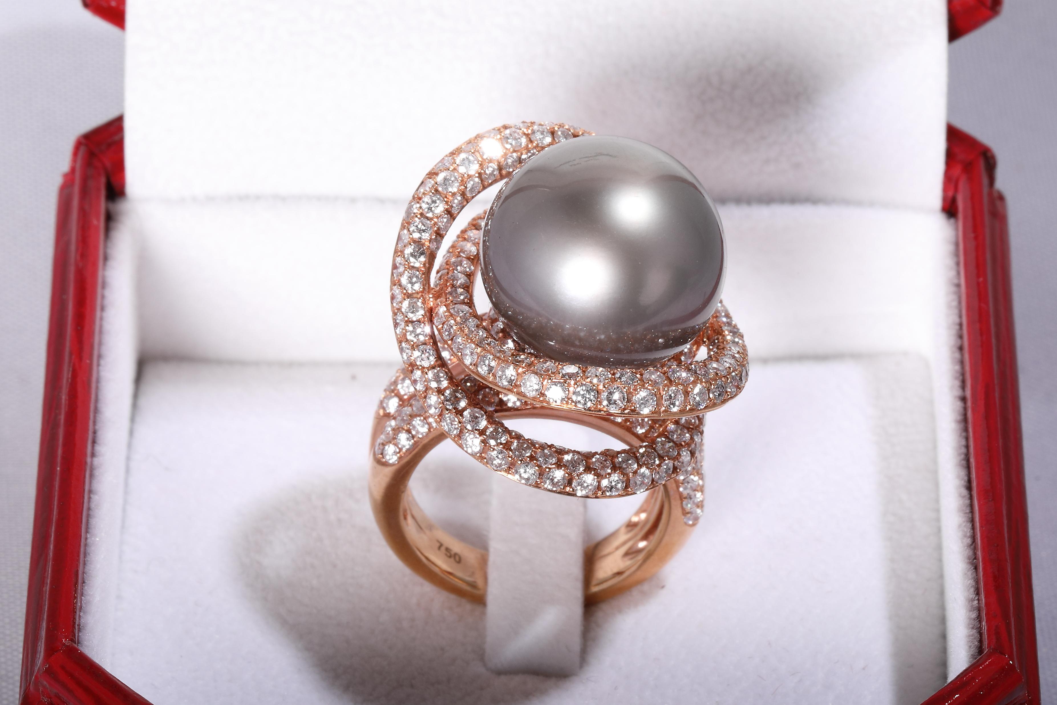 South Sea Pearl Ring with Diamonds in 18 Karat Gold In New Condition In Bad Kissingen, DE