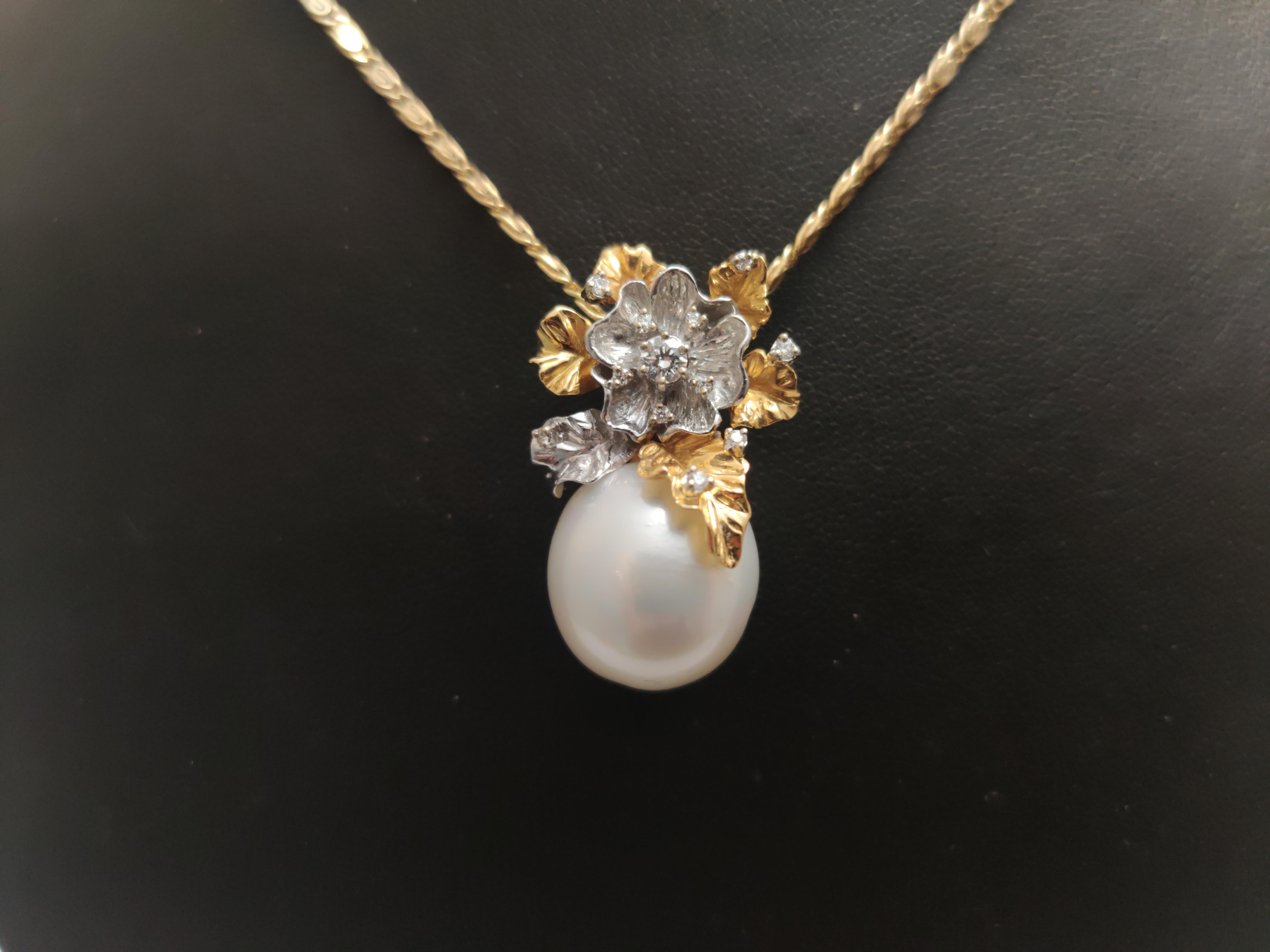 18 k yellow and white gold
1 south sea pearl 14 mm
0,21 ct diamond
length 30 mm
wide 20 mm
weight 11,8 gram
