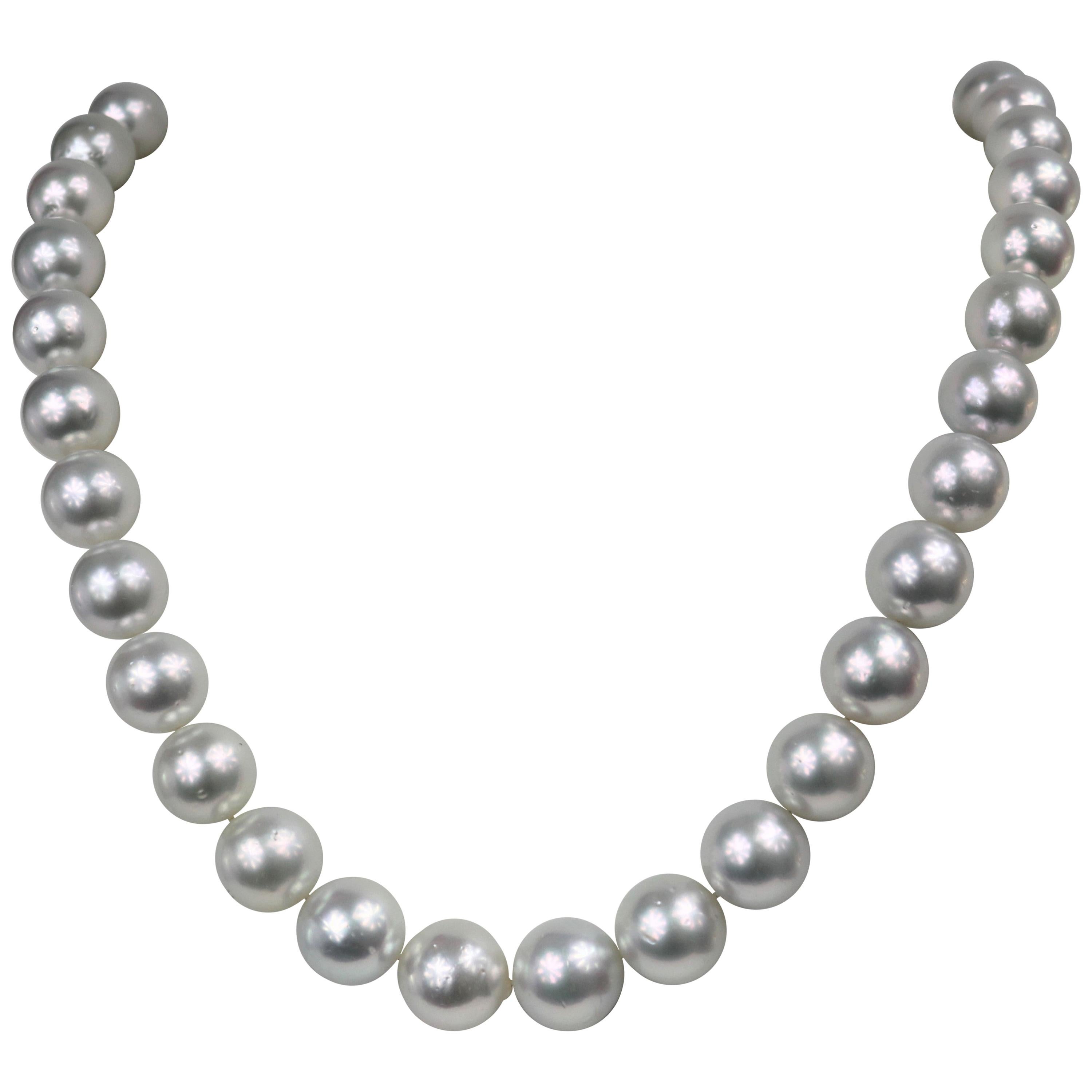 Tahitain Platinum Silver Round Necklace with Gold Clasp For Sale at 1stDibs