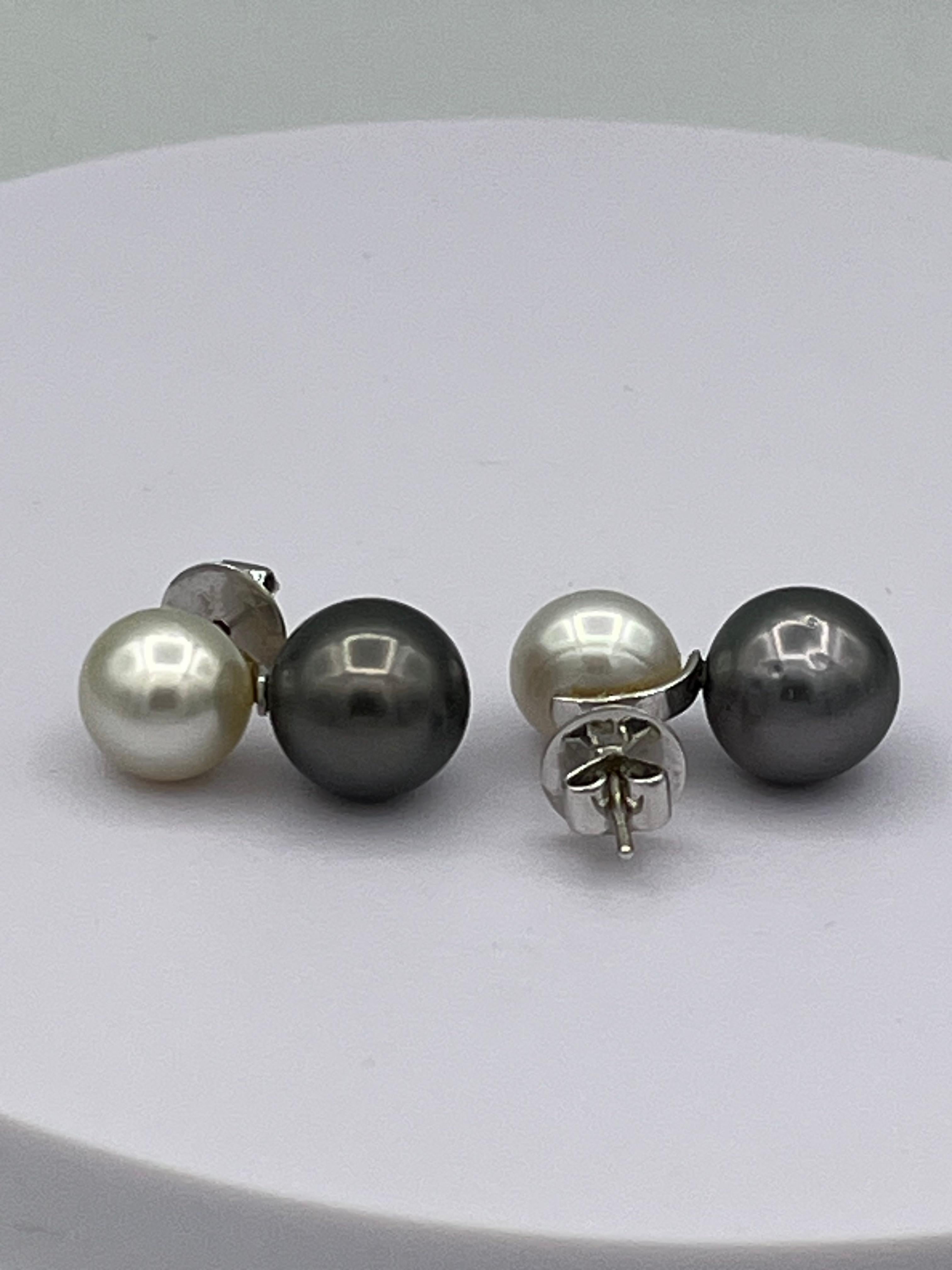18 k white gold 
on top 1 south sea white pearl diameter 8 mm
1 Tahiti pearl  gray diameter 10 mm
weight 9,44 gram
long 2 cm
It is the perfekt earring for every day
