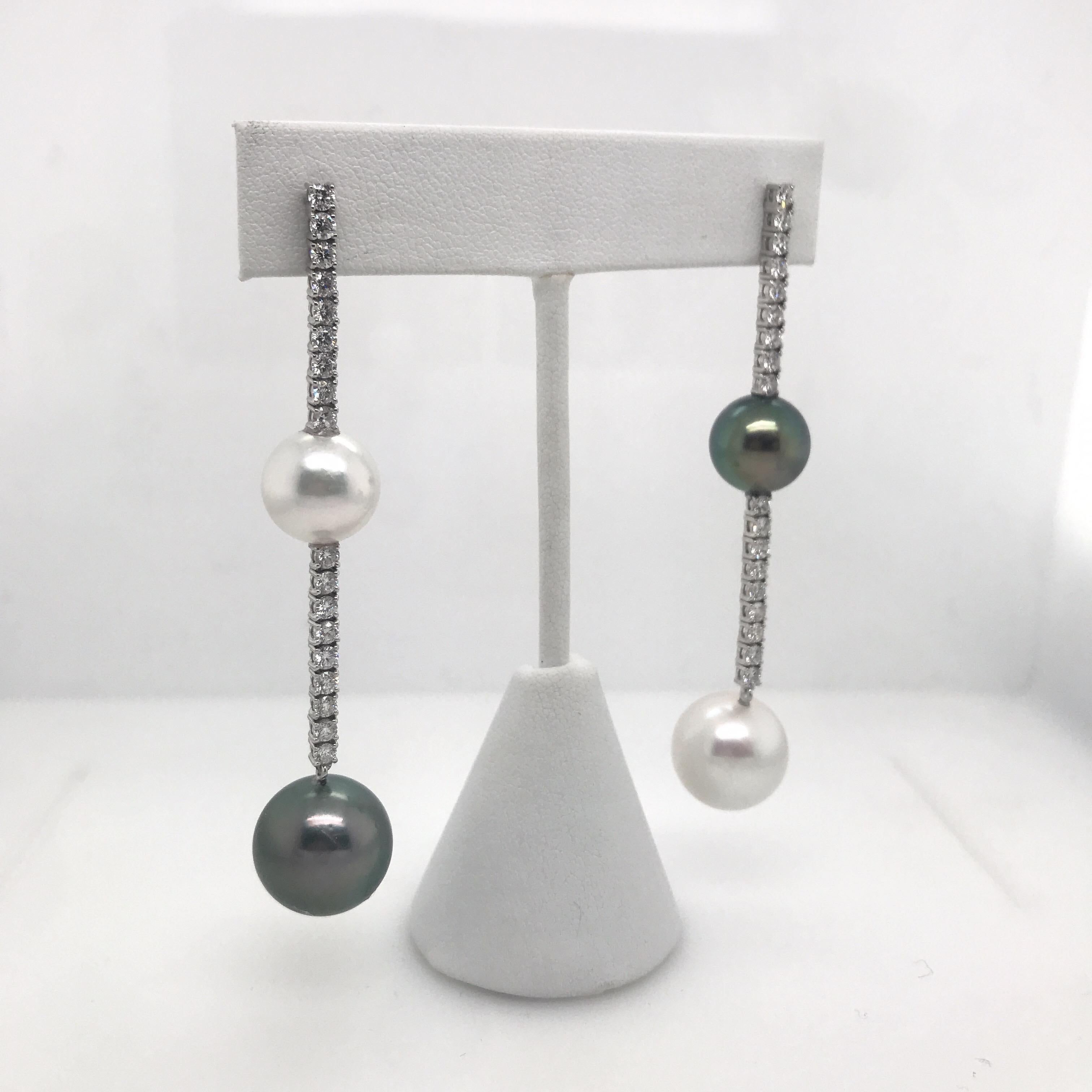 18K White gold drop earrings featuring South Sea & Tahitian pearls measuring 11-14 mm with 36 round brilliants weighing 1.81 carats.
Color G-H
Clarity SI