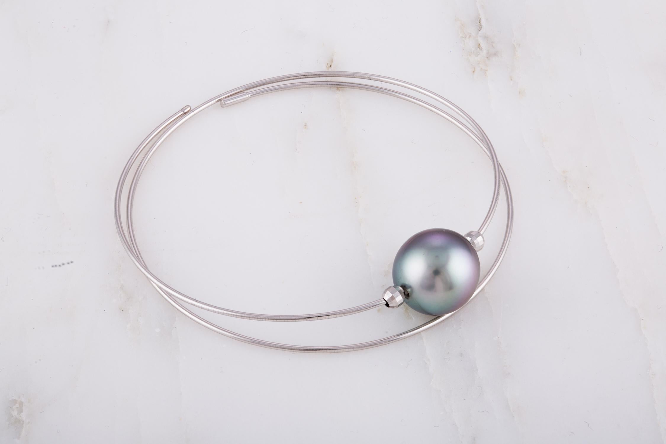 Contemporary 18 Karat Rose Gold and South Sea Tahitian Pearl Wire Bangle For Sale