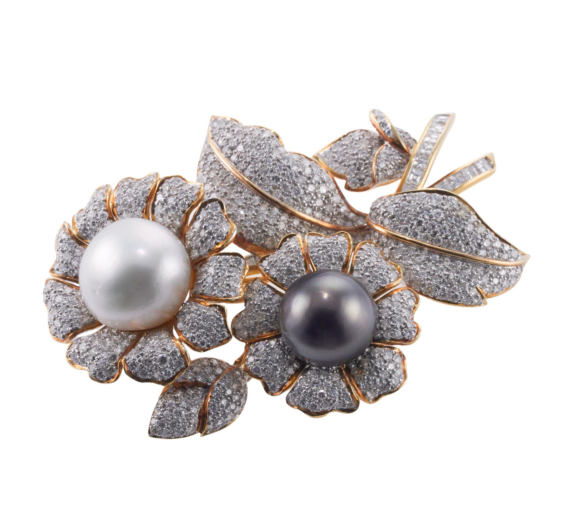 South Sea Tahitian Pearl Diamond Gold Sunflower Large Brooch  In Excellent Condition For Sale In New York, NY