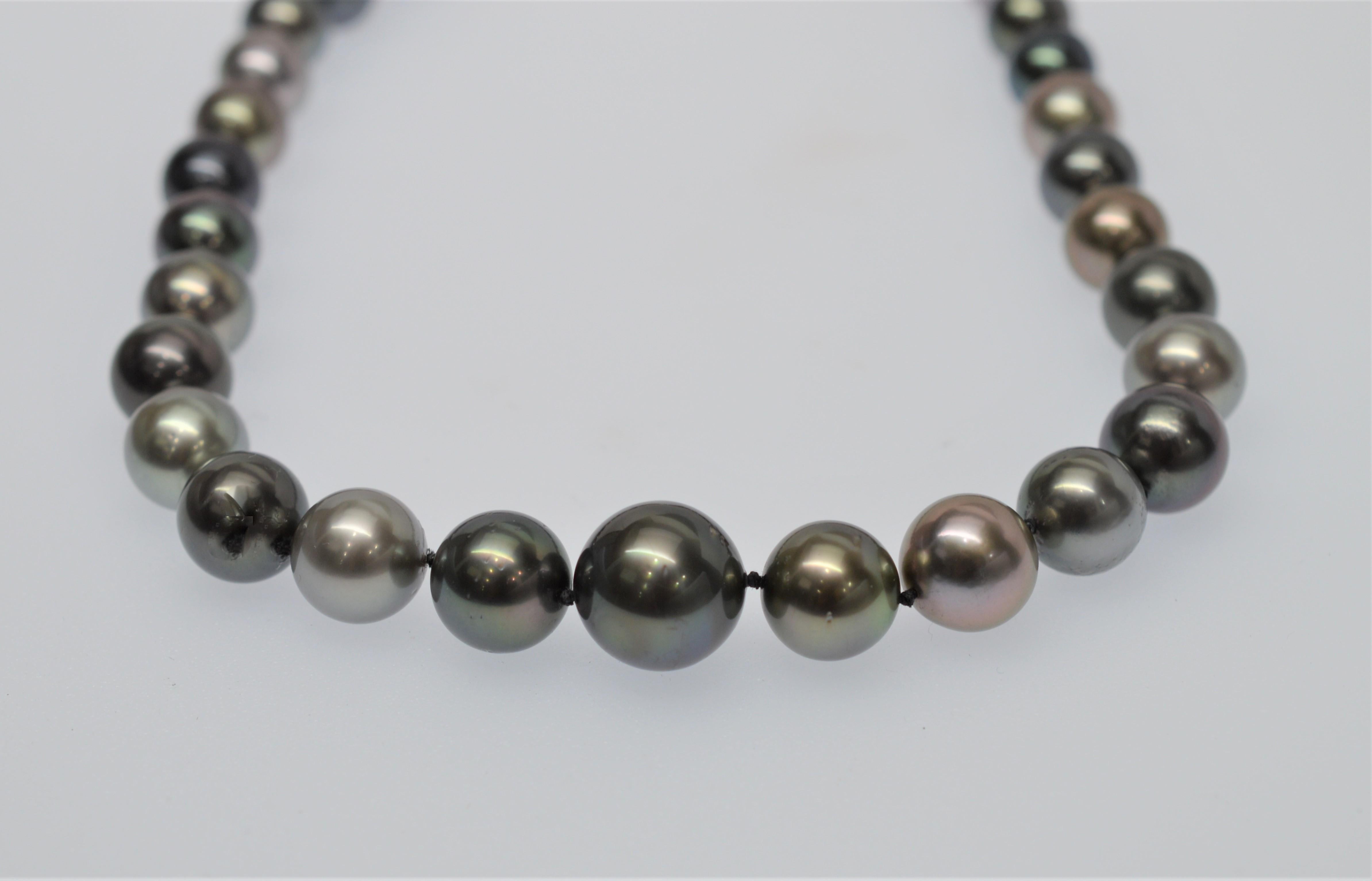 South Sea Tahitian Pearl Necklace with 14 Karat White Gold Clasp In New Condition For Sale In Mount Kisco, NY