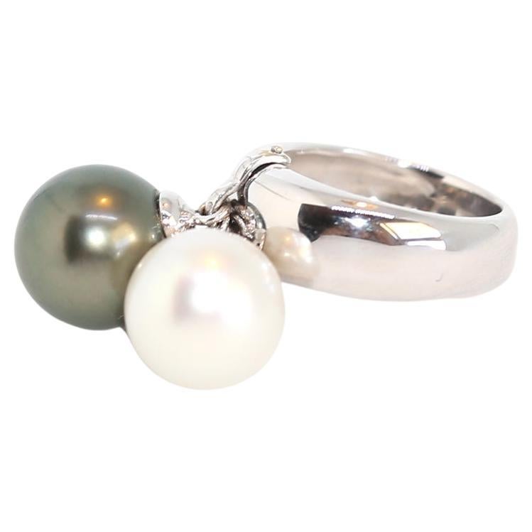 Superb modern and glamorous South Sea and Tahitian Pearl Ring.
Created in 2015.

This pearl ring features one Tahitian pearl of 12.2 mm diameter and one South Sea pearl of 11 mm diameter. The pearls are untreated. They display a fine nacre and their