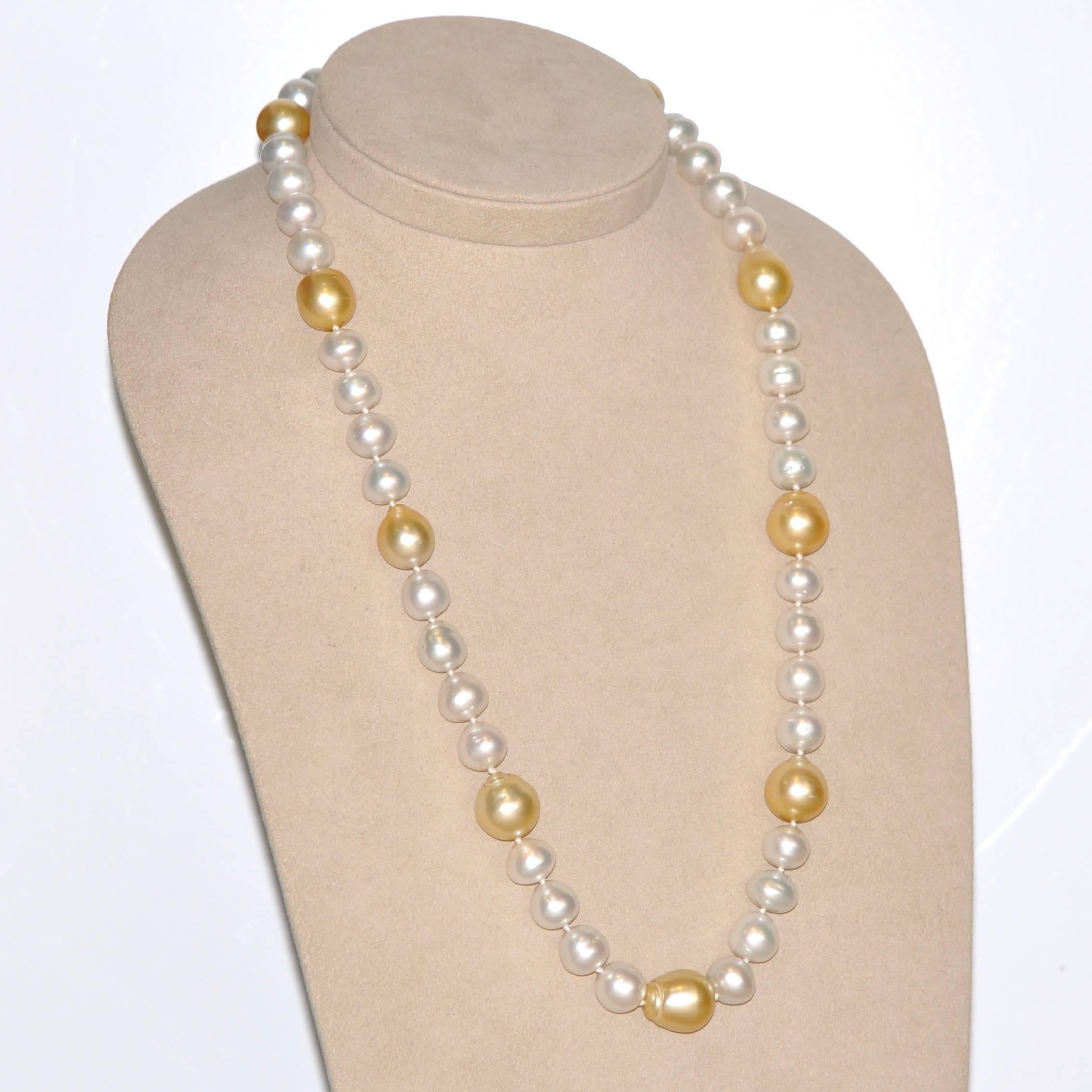 South Sea White and Gold 50 Pearls Beaded Necklace In New Condition In Vannes, FR