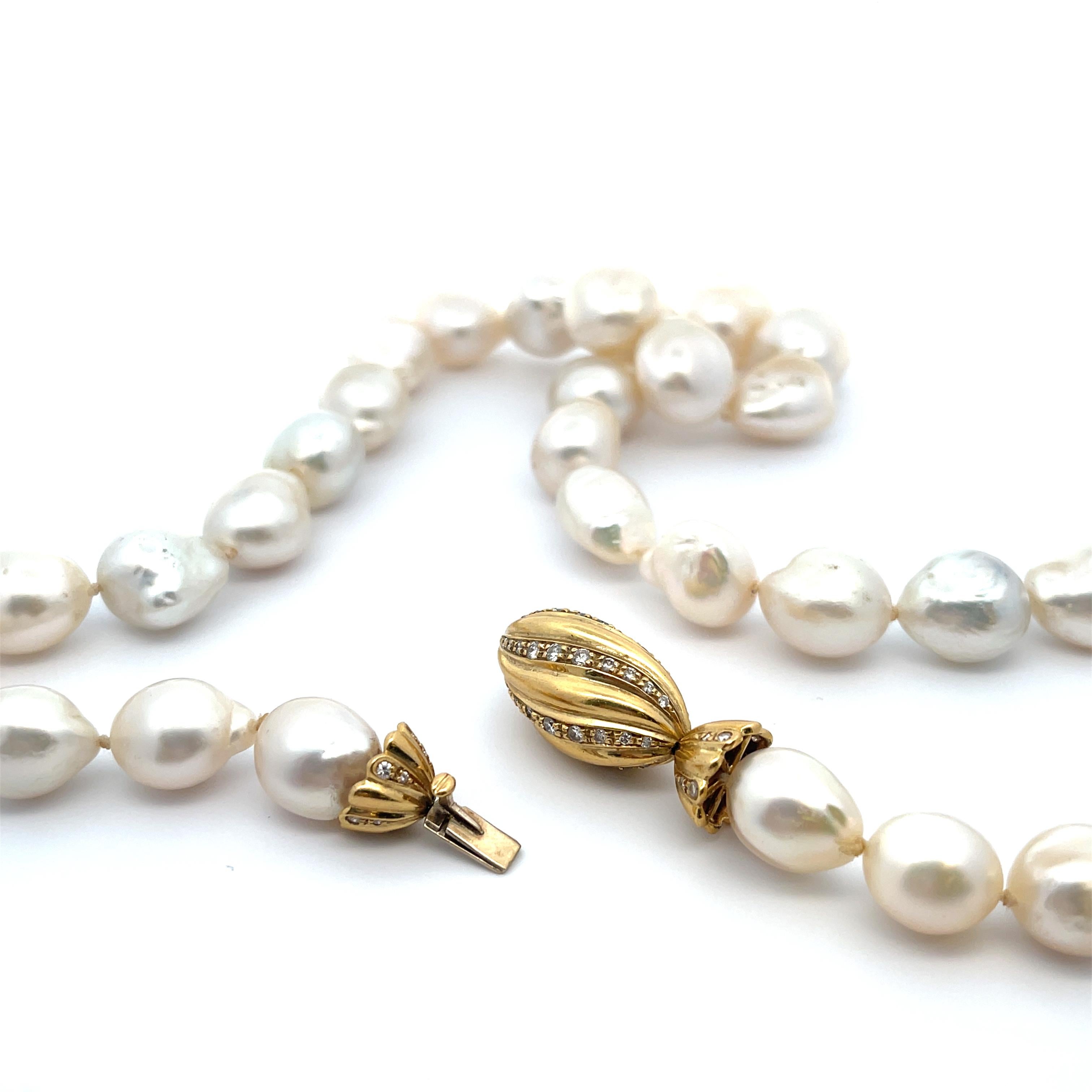 Collier de perles baroques blanches des mers du Sud avec fermoir en or jaune 18 carats et diamants. Perles de 13 à 15 mm.
23