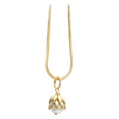 Collier pendentif à motif « Tournesol » en or jaune 18 carats et perles blanches des mers du Sud