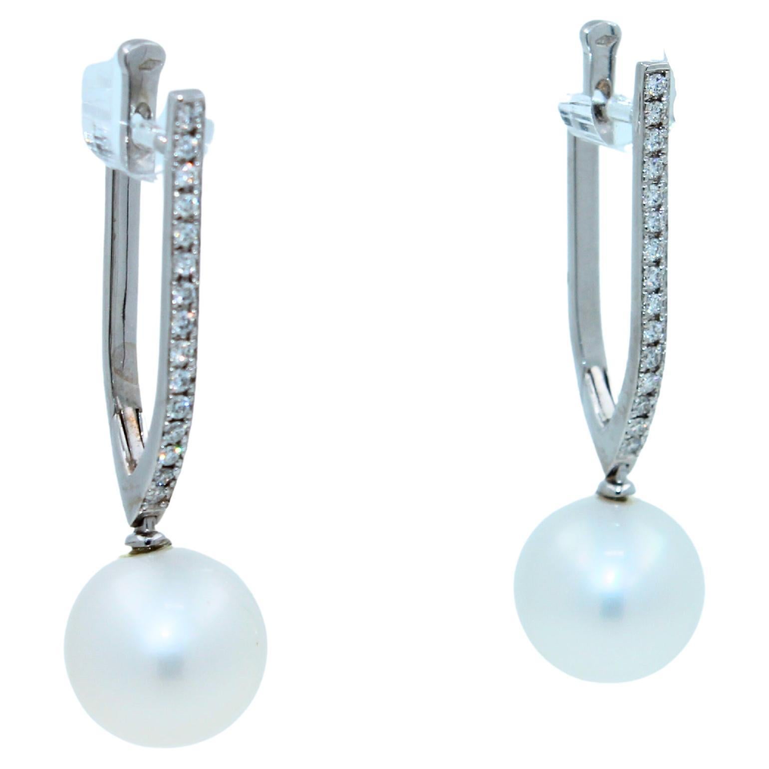 Pendientes de aro en línea de bisagra de oro blanco de 18 quilates con diamantes y perlas blancas del Mar del Sur Corte redondo en venta
