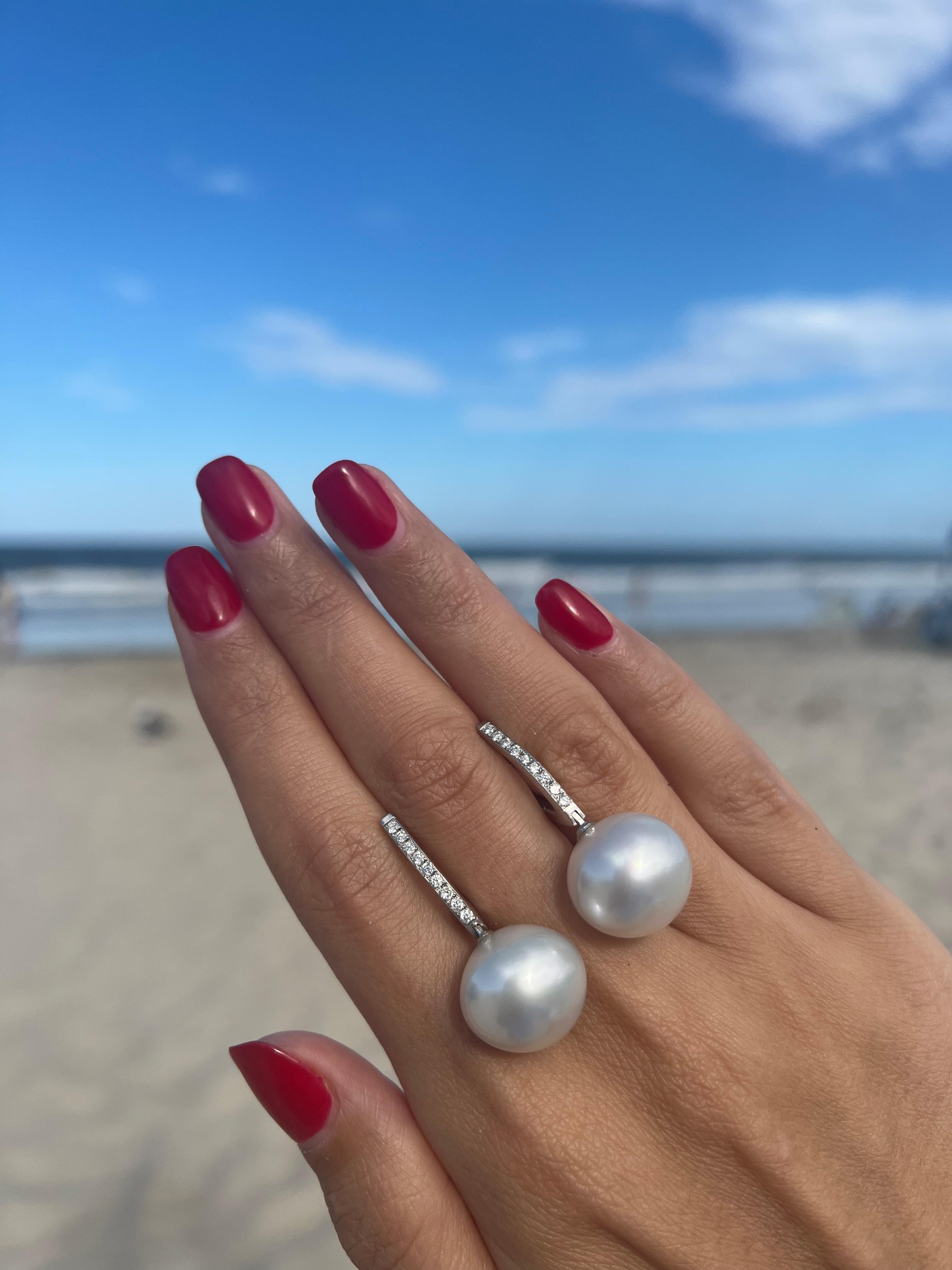 Orecchini a cerchio con perla bianca dei Mari del Sud e diamante in oro bianco 18 carati con linea a cerniera in vendita 1