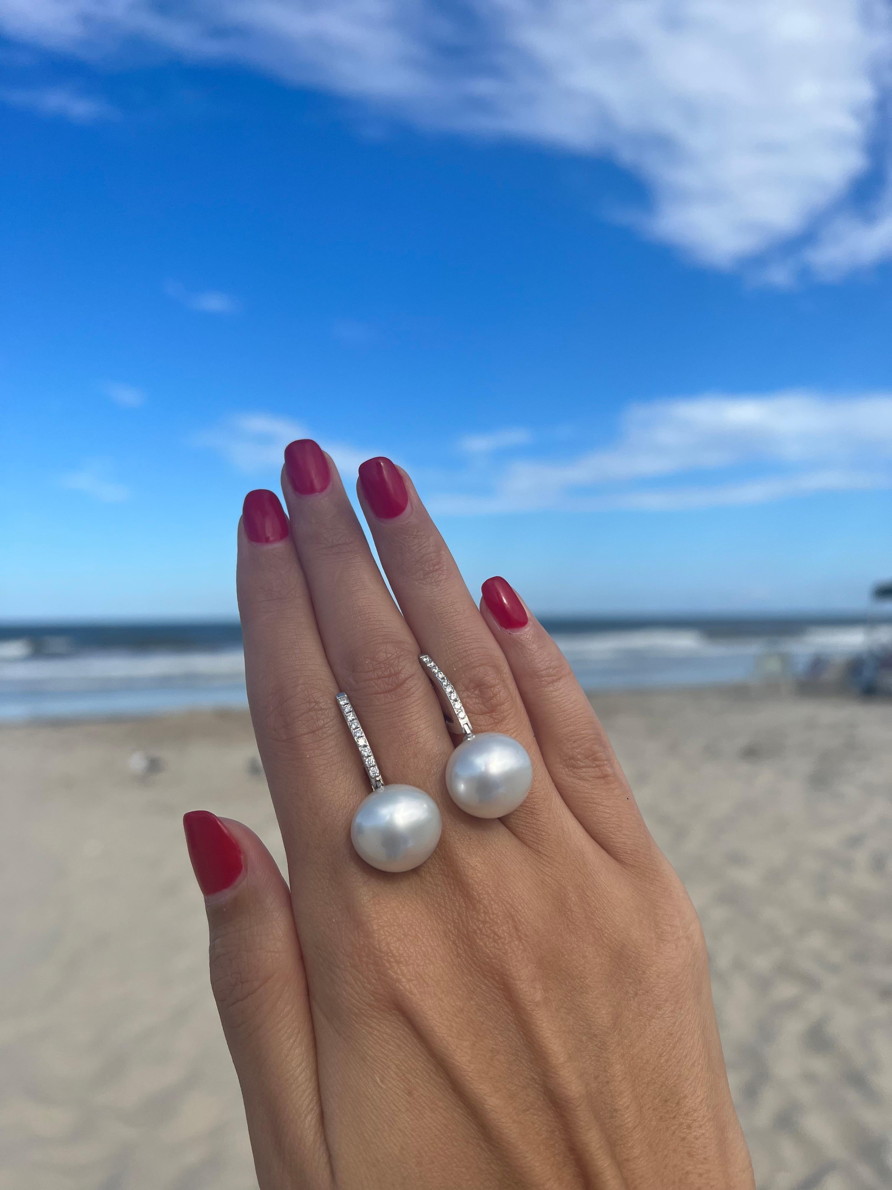 Orecchini a cerchio con perla bianca dei Mari del Sud e diamante in oro bianco 18 carati con linea a cerniera in vendita 2