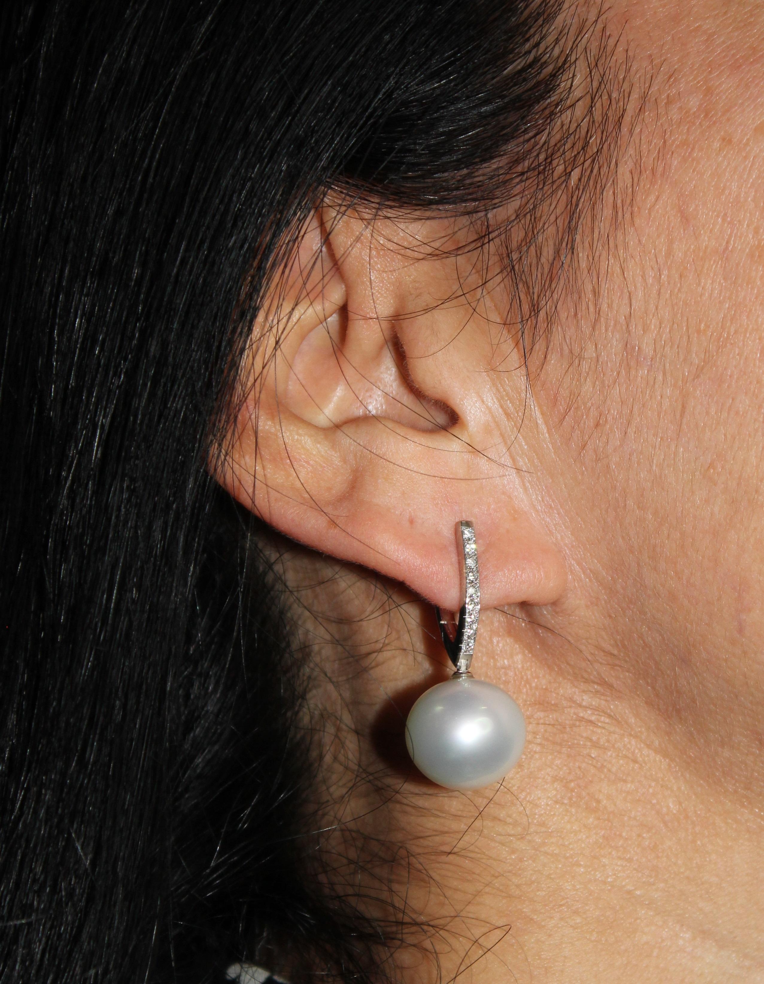 Orecchini a cerchio con perla bianca dei Mari del Sud e diamante in oro bianco 18 carati con linea a cerniera in vendita 7