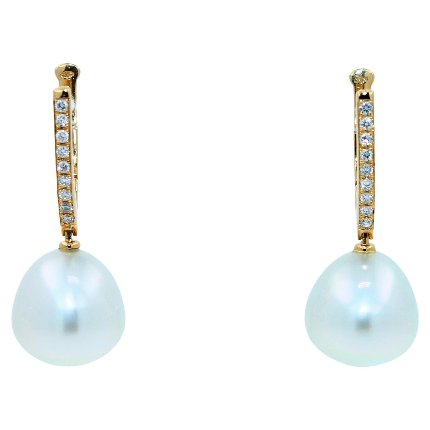 Perlas blancas de calidad AAA de los Mares del Sur
Tono Blanco Plateado Frío con Tonos Fríos con Suaves Detalles Iridiscentes
Muy reflectante - Casi como un espejo
Forma Especial Rara - Forma de Pera de Gota de Agua de Cometa
14,5 mm de ancho 15 mm