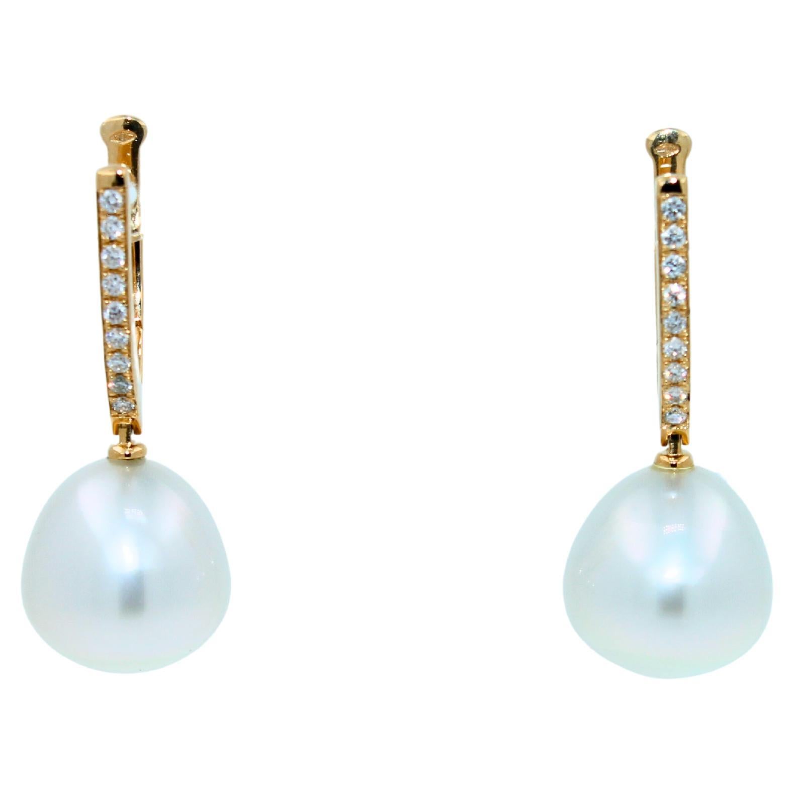 Pendientes de aro en línea de bisagra de oro amarillo de 18 quilates con diamantes y perlas blancas del Mar del Sur Moderno en venta