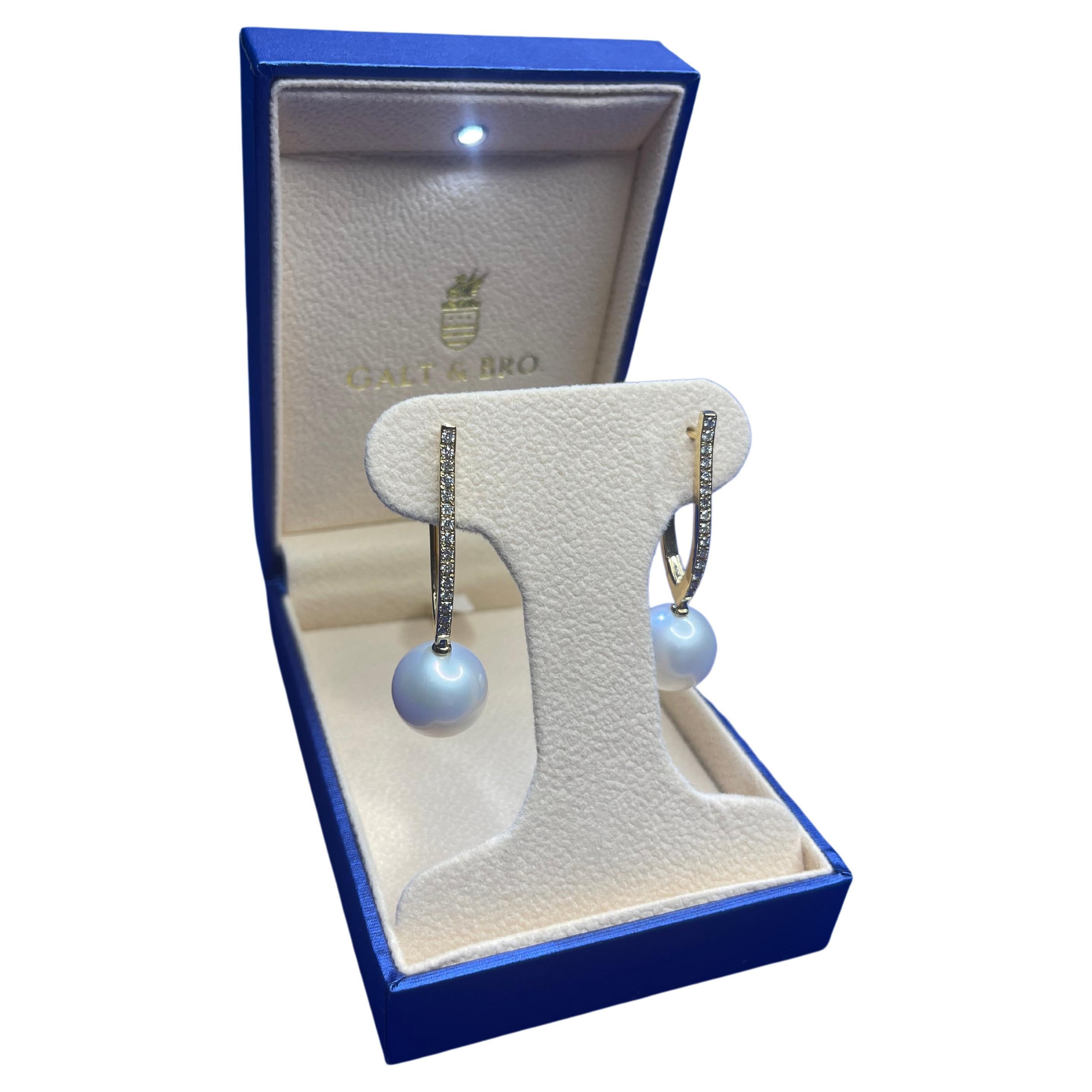 Südsee-Weiße Perle Diamant-Ohrringe aus 18 Karat Gelbgold mit Scharnier im Zustand „Neu“ im Angebot in Oakton, VA