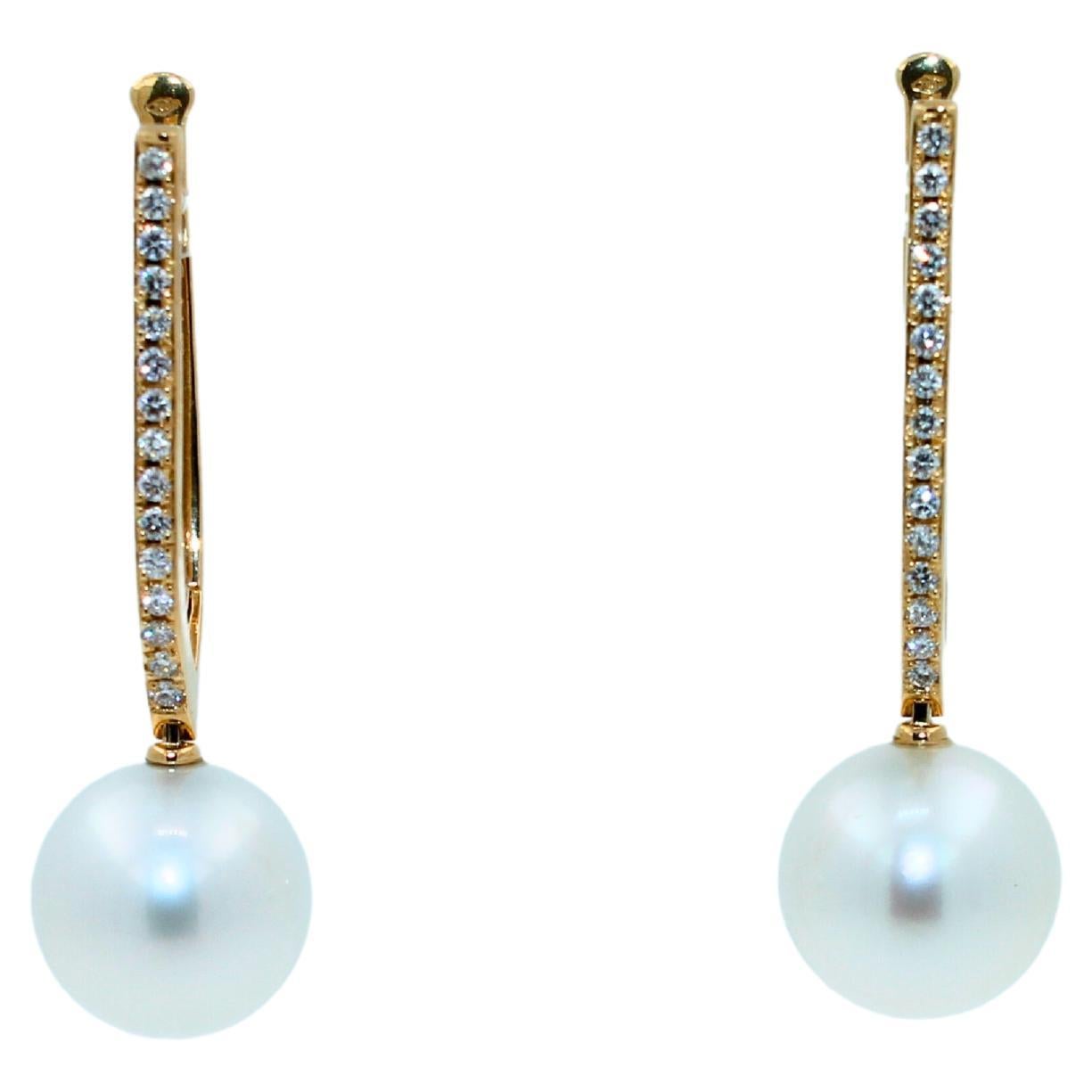 Boucles d'oreilles en or jaune 18 carats avec perles blanches des mers du Sud et diamants.