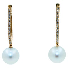 Boucles d'oreilles en or jaune 18 carats avec perles blanches des mers du Sud et diamants.