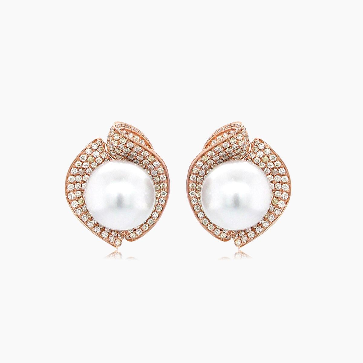 Orecchini in oro rosa 18 carati con perle bianche dei mari del sud e diamanti floreali incastonati In condizioni Nuovo in vendita a Oakton, VA