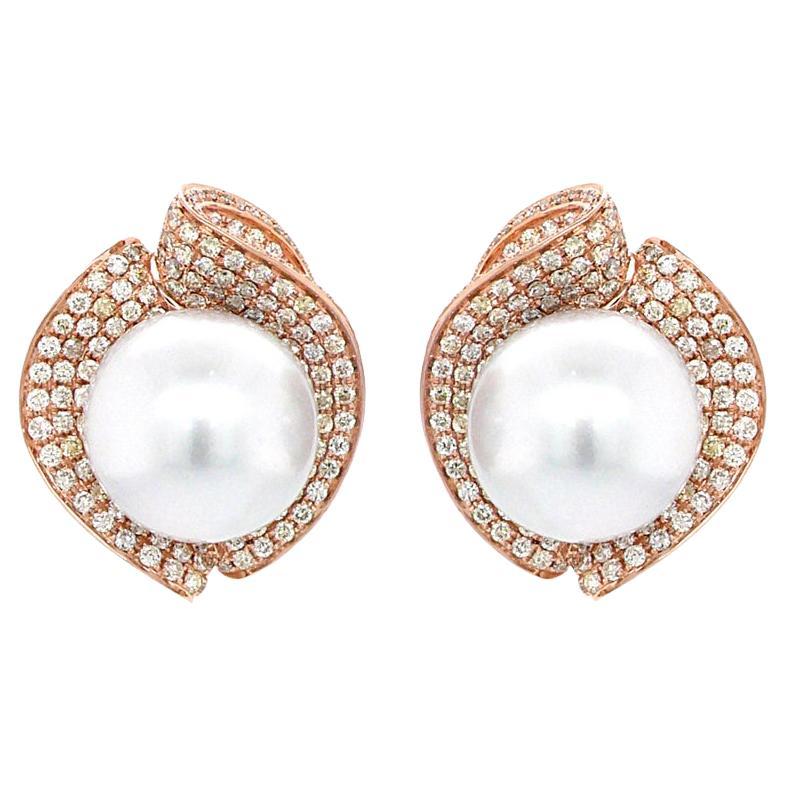 Orecchini in oro rosa 18 carati con perle bianche dei mari del sud e diamanti floreali incastonati in vendita