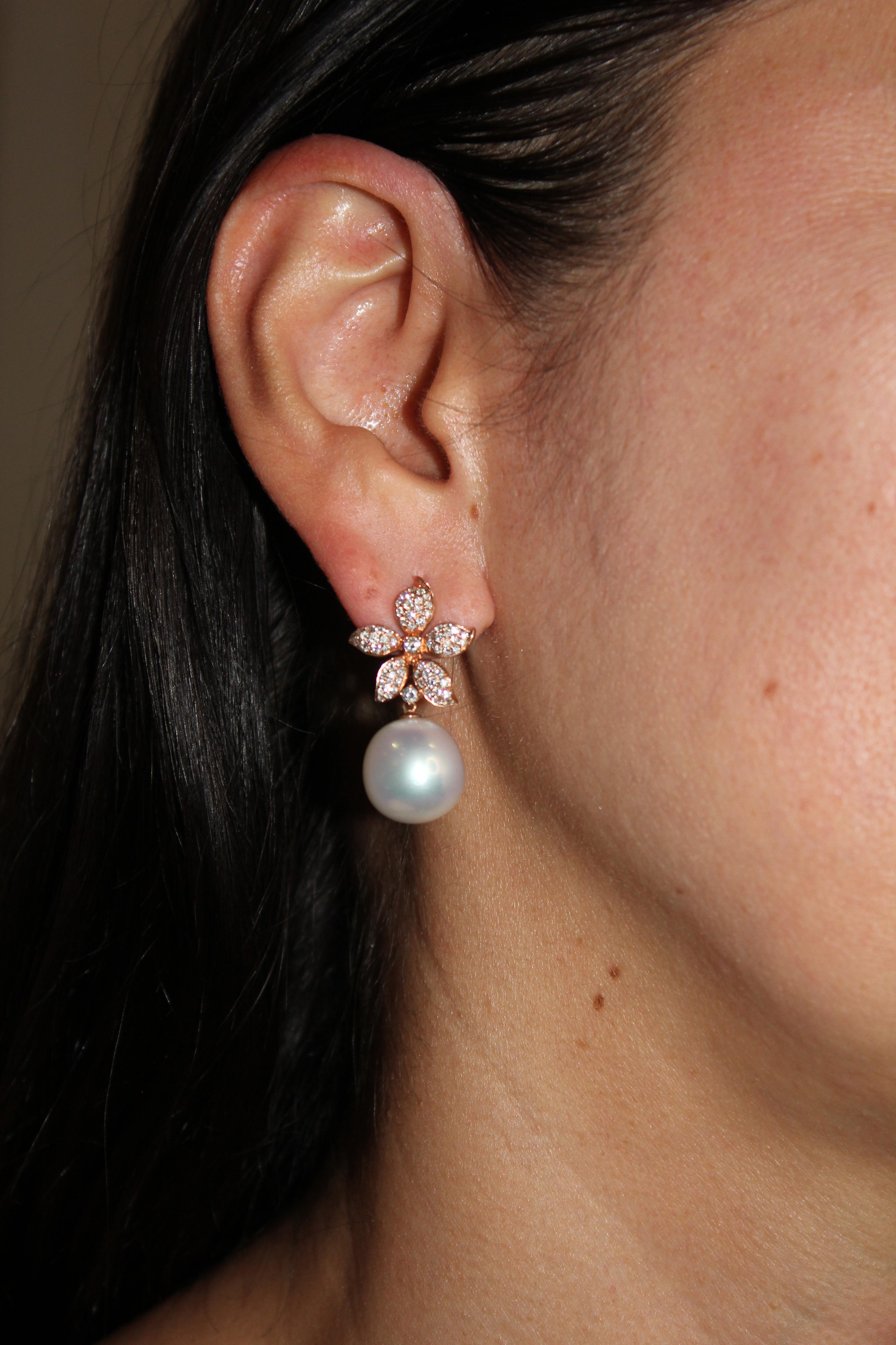 Südsee-Weiße Perle Halo Pave Diamant Blume 14K Roségold Tropfen-Ohrringe mit Scharnier im Zustand „Neu“ in Oakton, VA