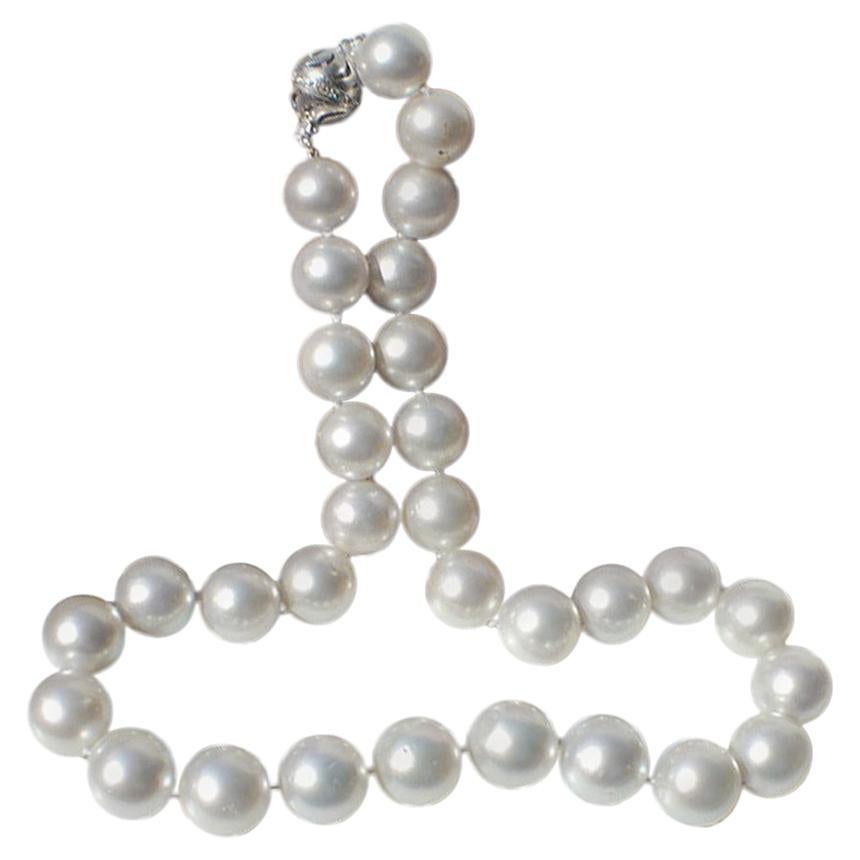 South Sea White Pearl Strand Necklace Luminous Quality 104.70 Grams For Sale