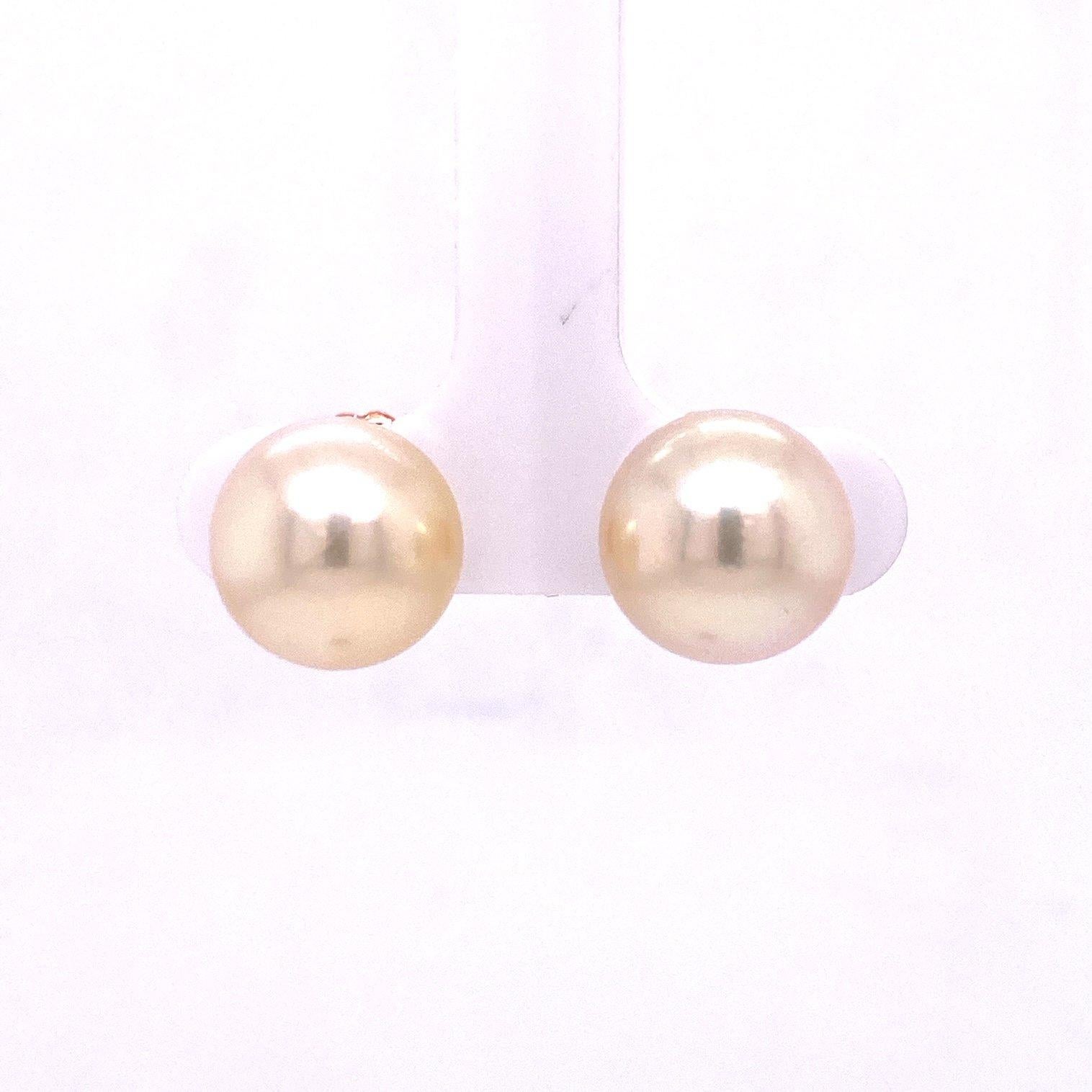 Une paire de clous de perles blanches des mers du Sud de 11-12 mm, avec une paire de jackets en or jaune 18k sertis de deux quartz jaunes en forme de poire, non traités, provenant du Brésil. Ces boucles d'oreilles ont été réalisées et conçues par
