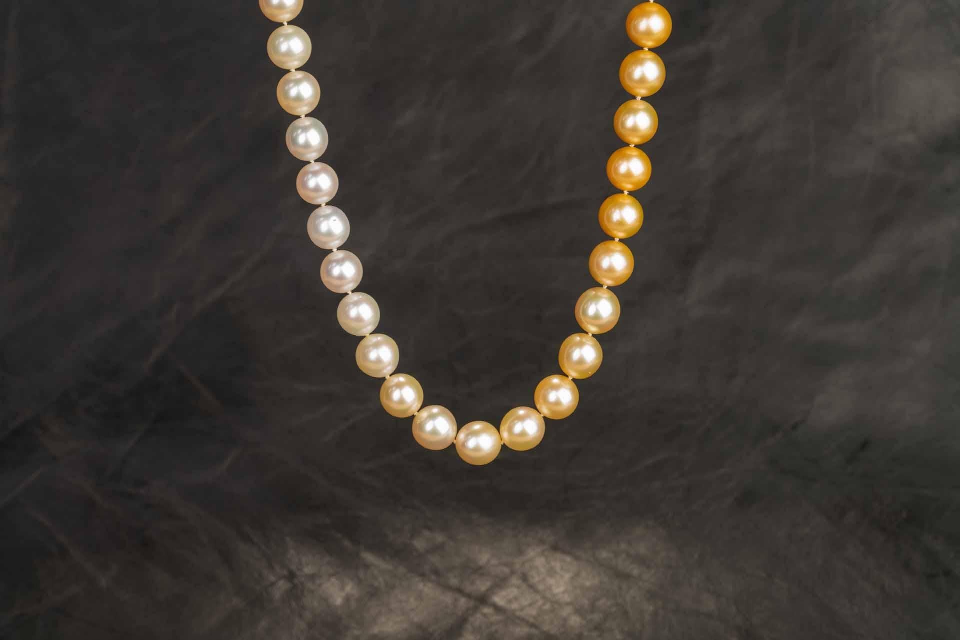 Un collier de perles Jewelmer des mers du Sud de 11 à 13 mm, de couleur blanche à dorée, 24,5 pouces de long. Ce collier est équipé de pièces de fermoir interchangeables en or jaune 18k qui permettent de les porter comme un collier de perles sans