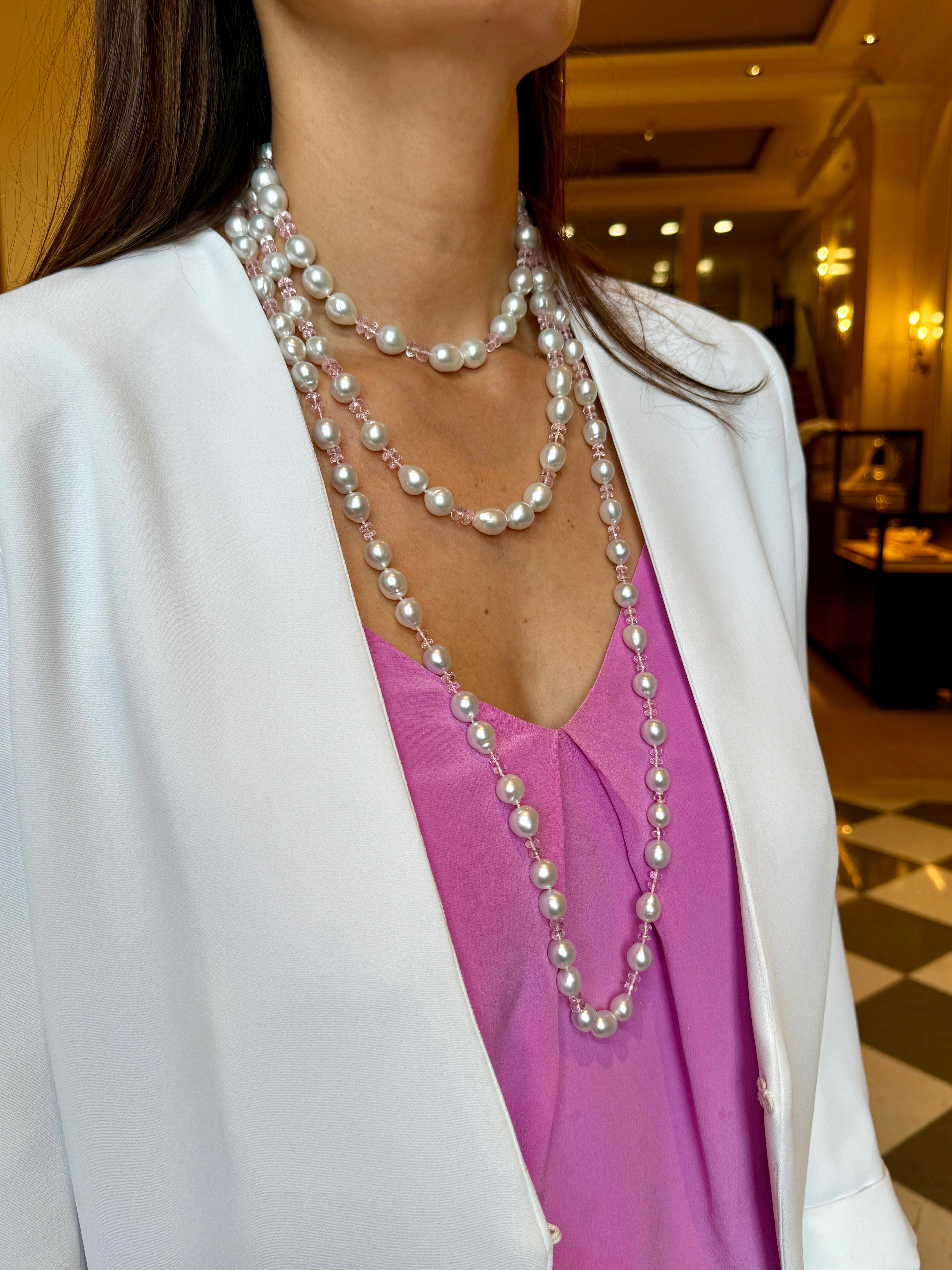 Un seul rang de 101 perles de culture baroques des mers du Sud, d'une taille comprise entre 9,2 et 12,9 mm, enfilées sur de la soie avec 128 perles de pierre précieuse Morganite à facettes, créées par le négociant en perles de renommée mondiale,