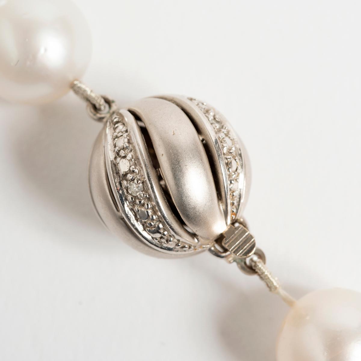 South Seas Pearl Necklace, 14 Karat White Gold Set, Polished Diamonds In Excellent Condition For Sale In Canterbury, GB