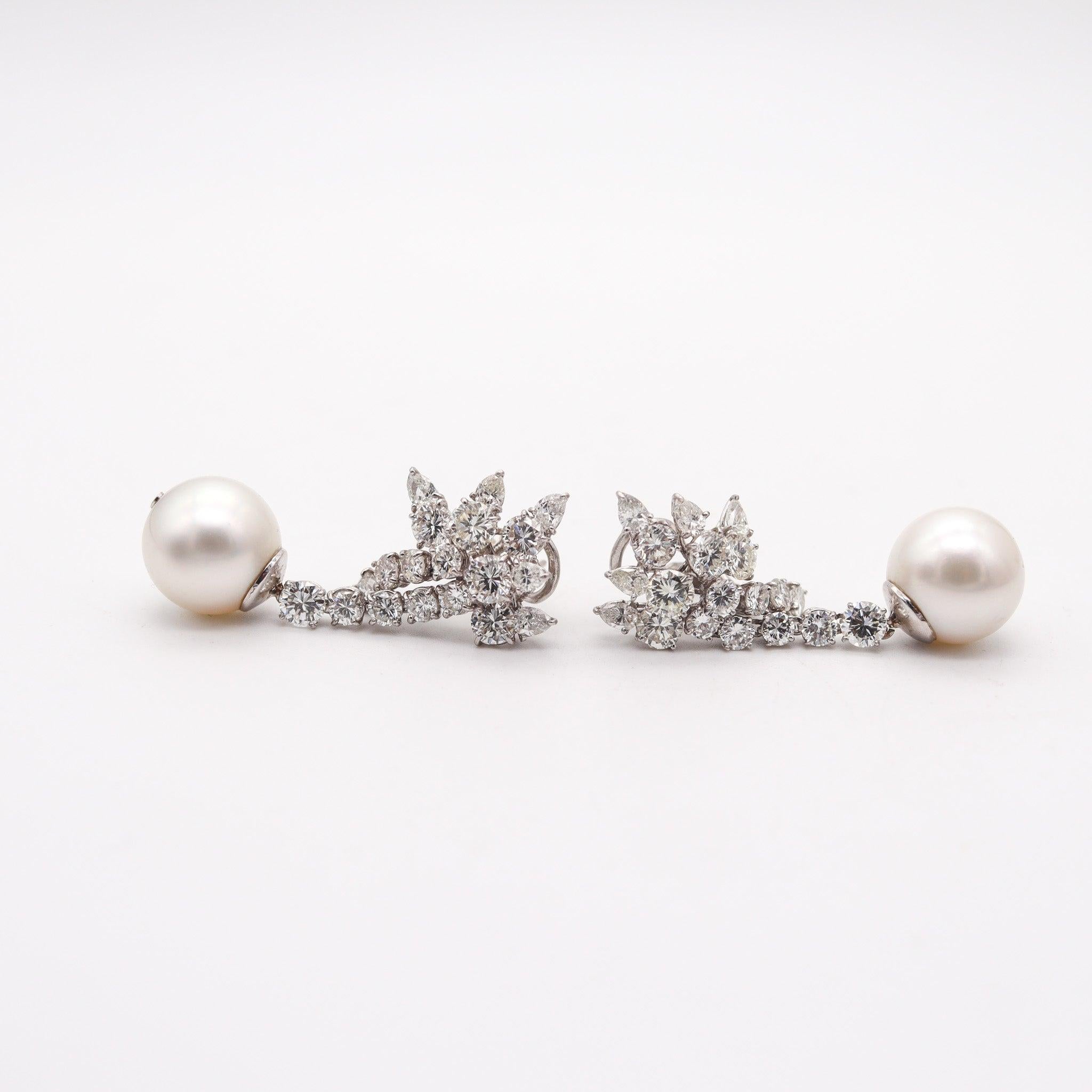 Modernista Orecchini a grappolo in platino con perle del sud e diamanti VS da 13,60 Ctw in vendita