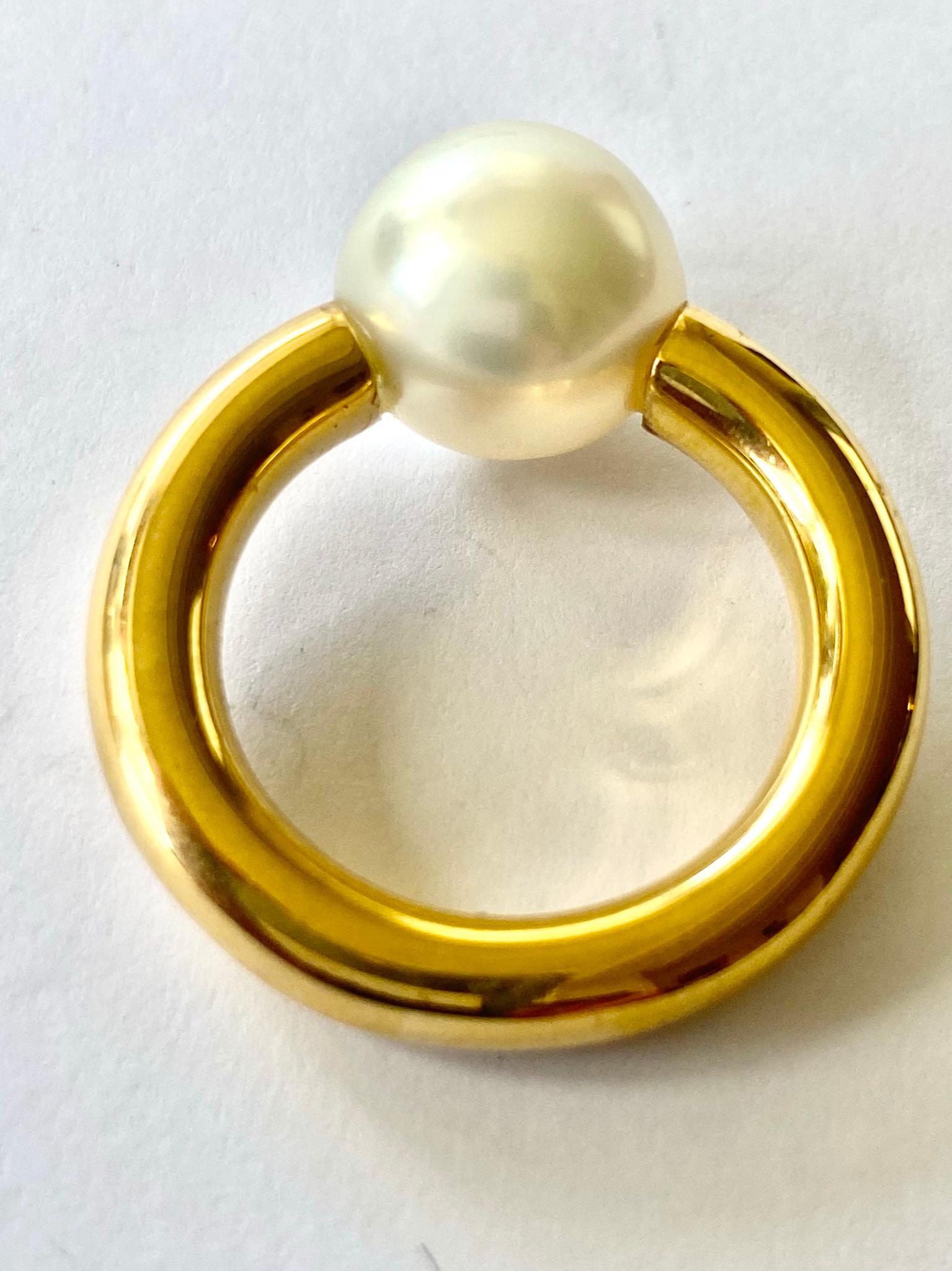 Round Cut South See Pearl in a 18K, Yellow Gold Ring Signed Schoeffel Germany