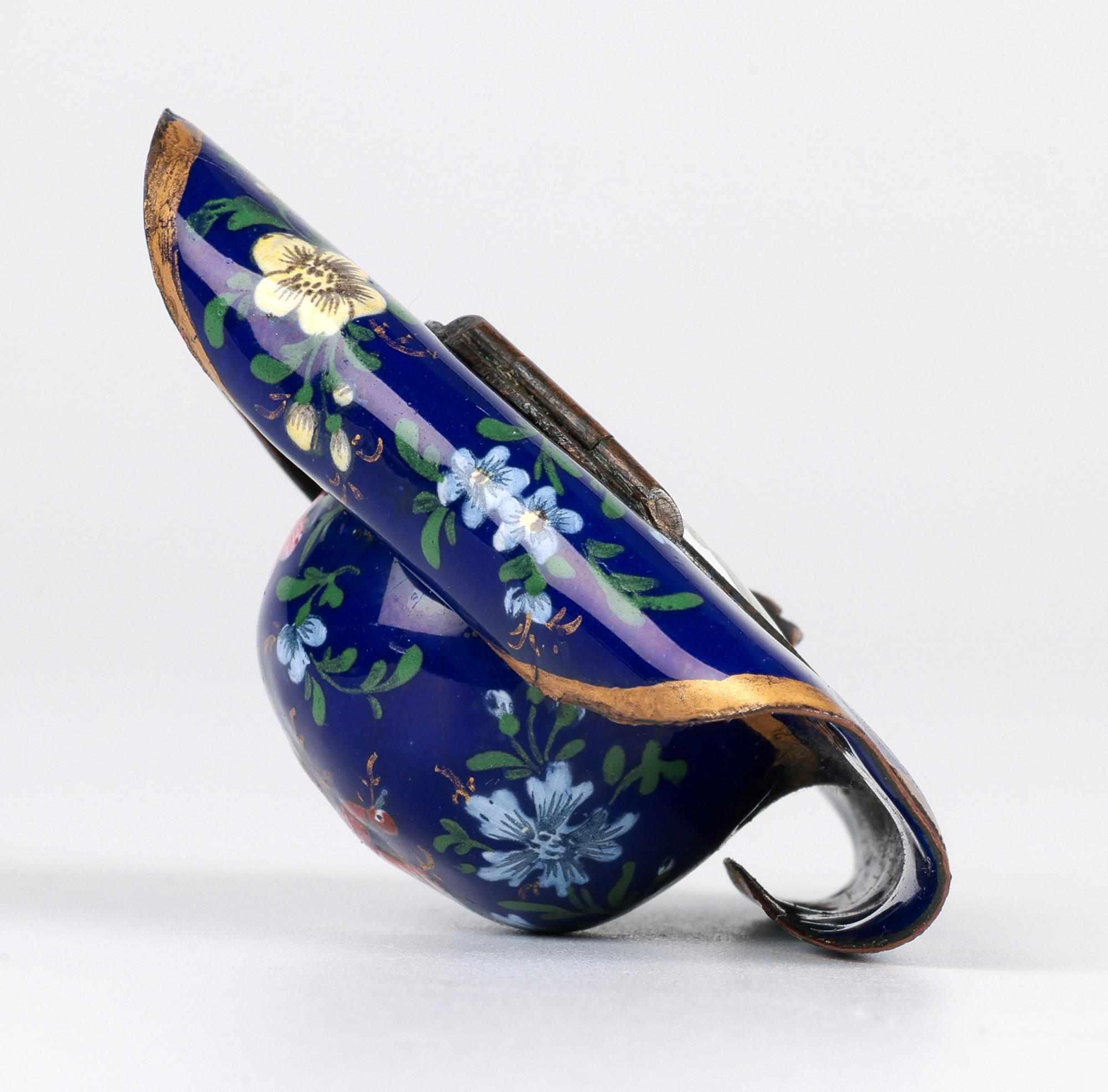 Rara y excepcional caja de parches inglesa georgiana del sur de Staffordshire Bilston esmaltada en forma de sombrero tricornio y fechada hacia 1770. La cajita tiene una pequeña tapa redonda con bisagras que deja al descubierto un pequeño