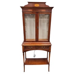 Marquetería de estilo eduardiano con incrustaciones de madera de tejo  Vitrina de dos partes