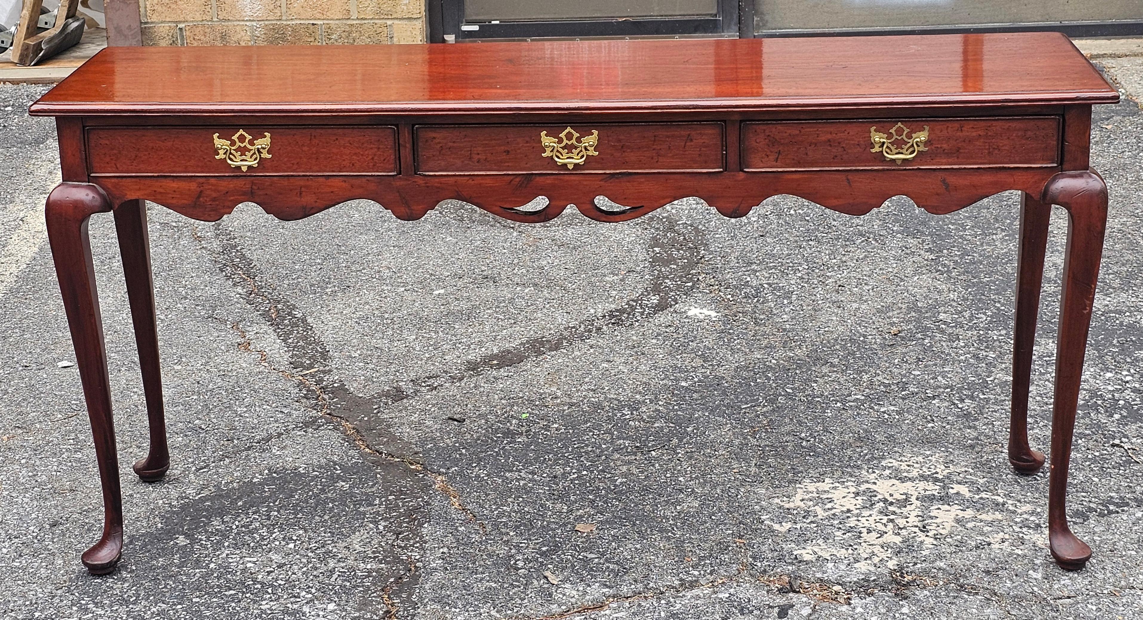Tavolo da divano, consolle o tavolo da ingresso in mogano massiccio in stile Queen Anne di Southampton Furniture. Dispone di 3 ampi cassetti che funzionano senza problemi. 
Misura 60