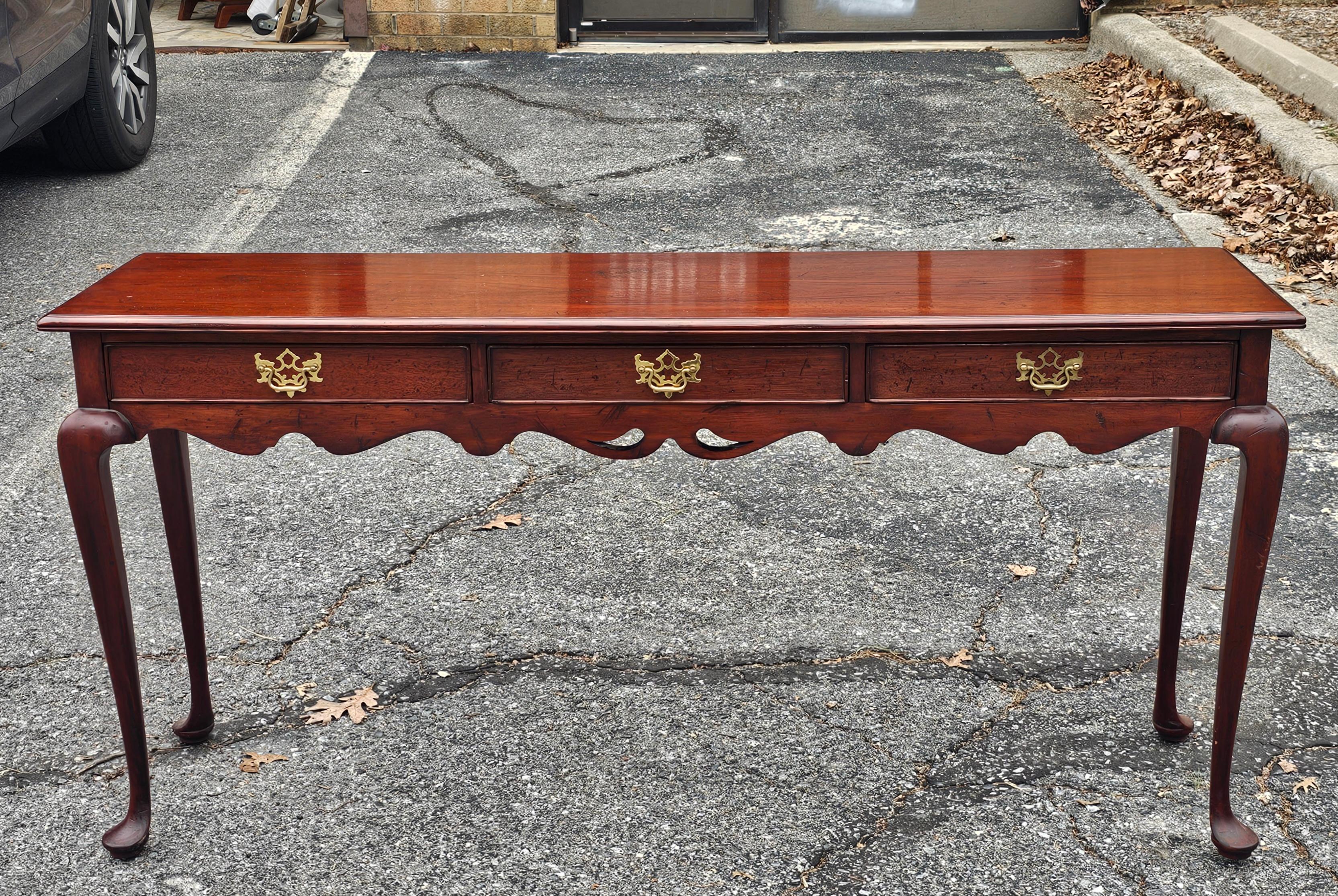 Regina Anna Southampton Furniture Tavolo da divano / Tavolo da ingresso in mogano in stile Queen Anne in vendita