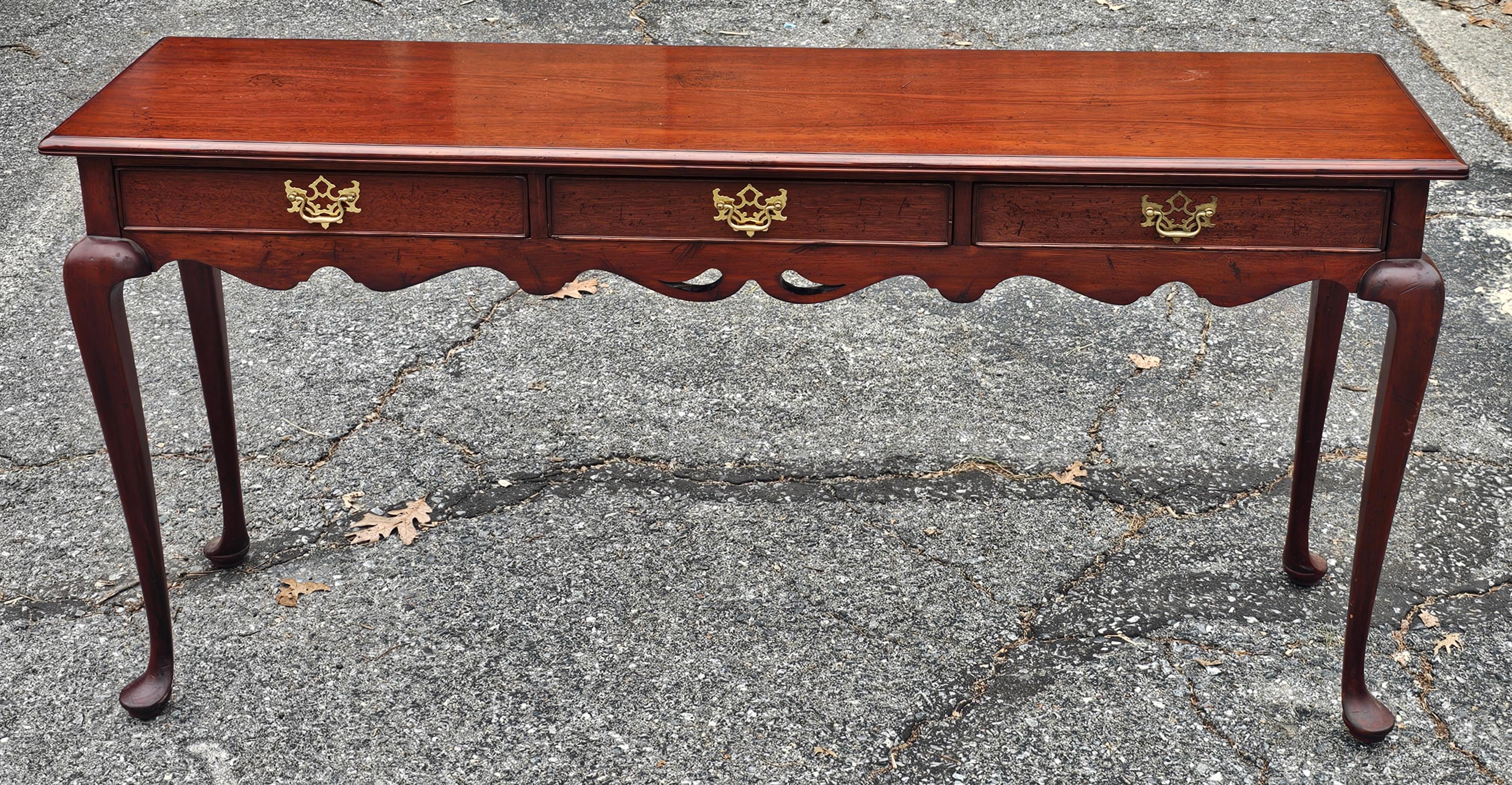Americano Southampton Furniture Tavolo da divano / Tavolo da ingresso in mogano in stile Queen Anne in vendita