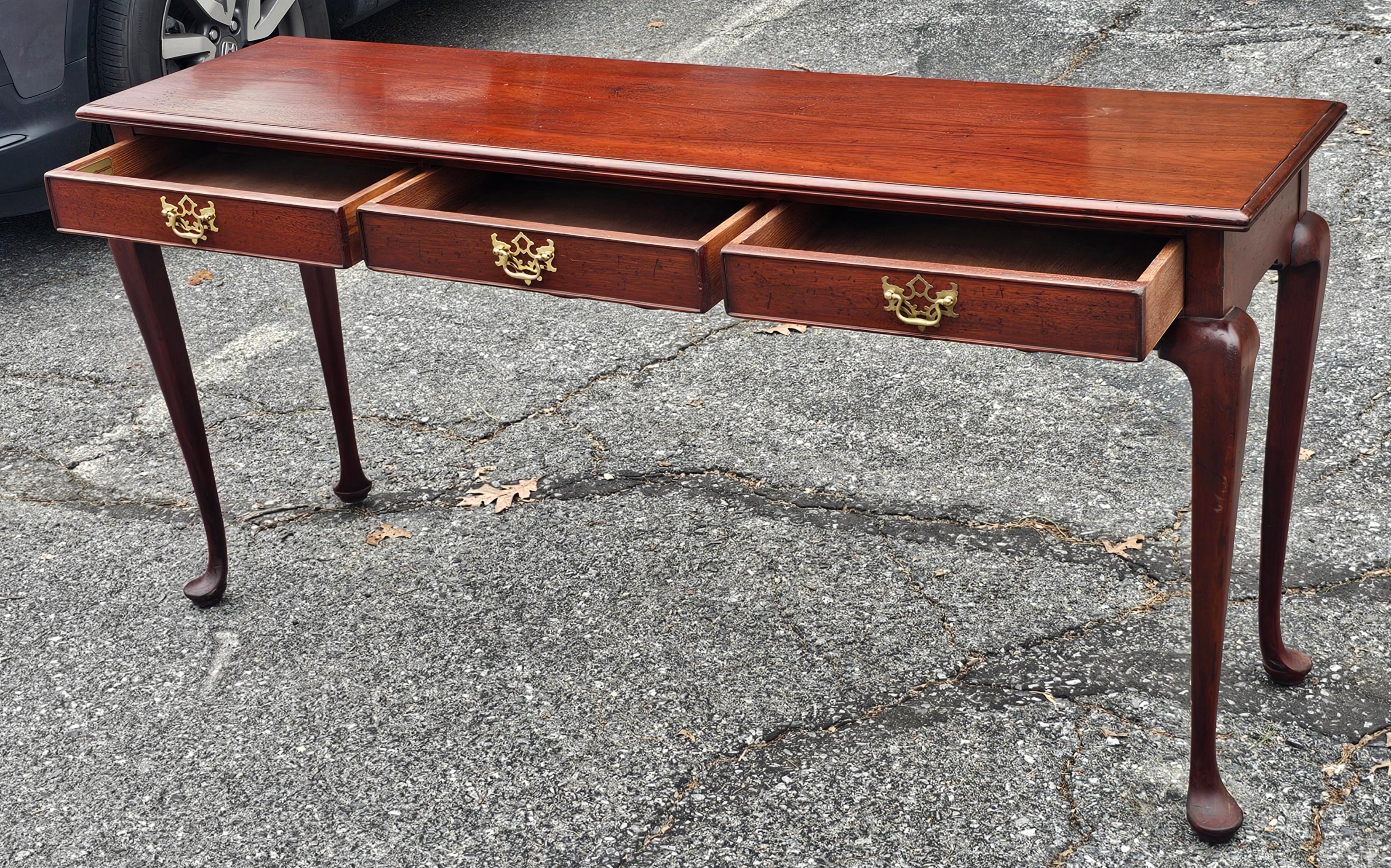 Southampton Furniture Tavolo da divano / Tavolo da ingresso in mogano in stile Queen Anne In condizioni buone in vendita a Germantown, MD