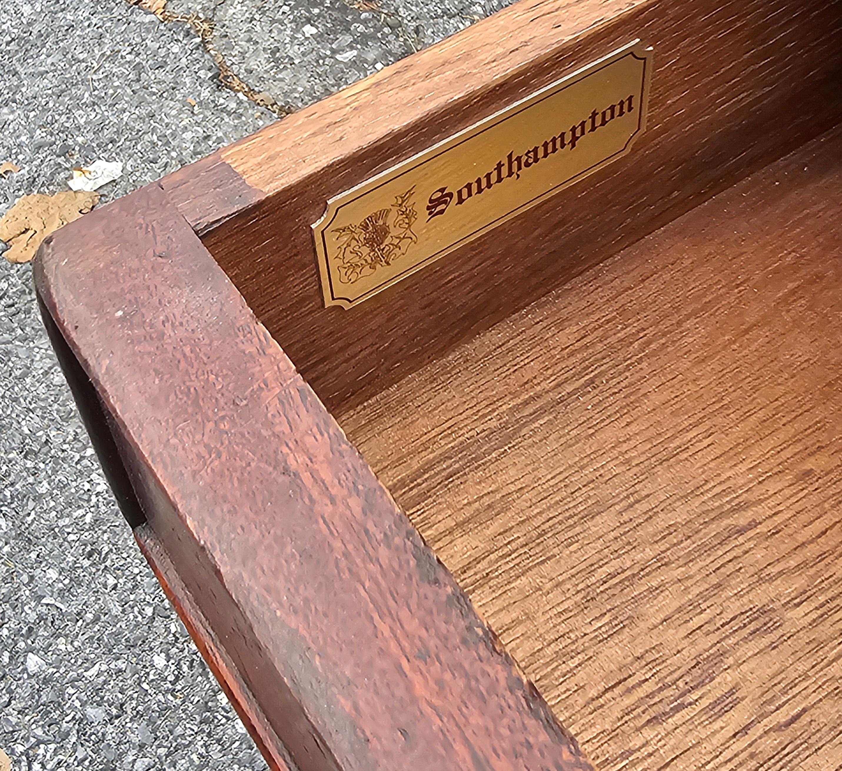 XX secolo Southampton Furniture Tavolo da divano / Tavolo da ingresso in mogano in stile Queen Anne in vendita